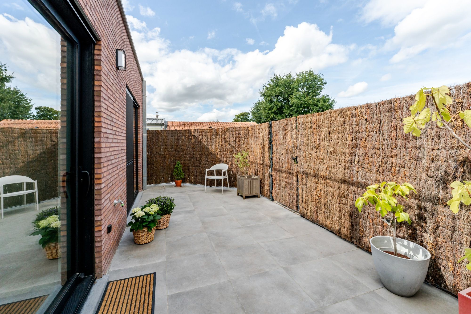 Groot (140m²) gelijkvloers appartement met praktijkruimte, 2 (mog. 3) slaapkamers en ruim terras/koer foto 3