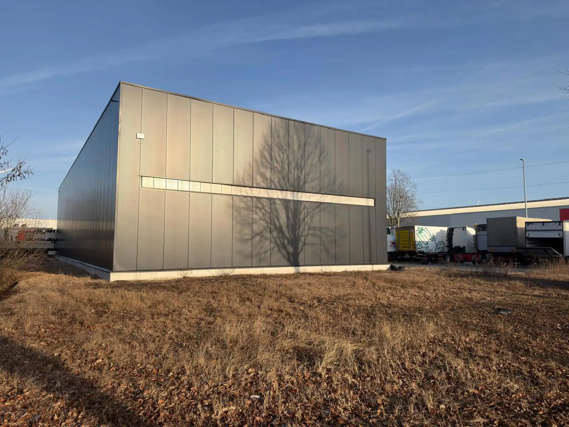 TE HUUR GENK - Hal met verdieping 900m² (+BUITENTERREIN) foto {{pictureIndex}}