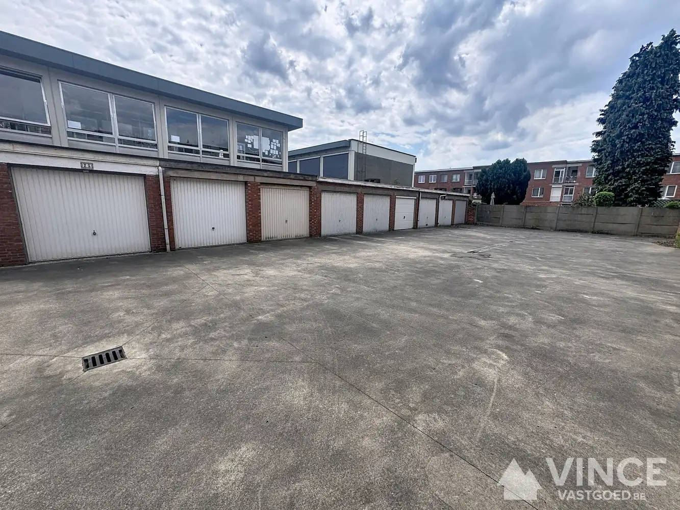 Garagebox te koop – Inrit naast Gemzenstraat 39 foto {{pictureIndex}}