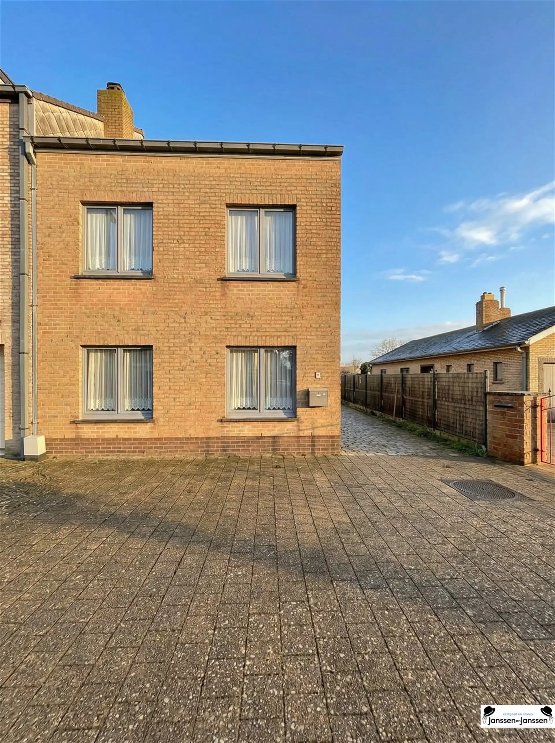 Ruime woning met 3 slaapkamers en aparte garage foto 2