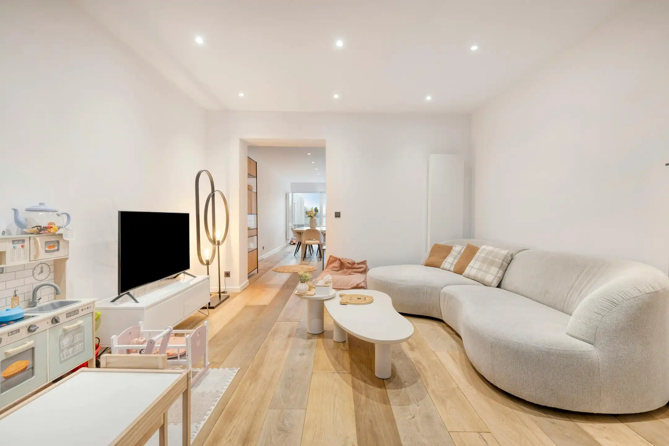 Instapklare halfopen woning te koop in Brugge met ruime tuin foto 2