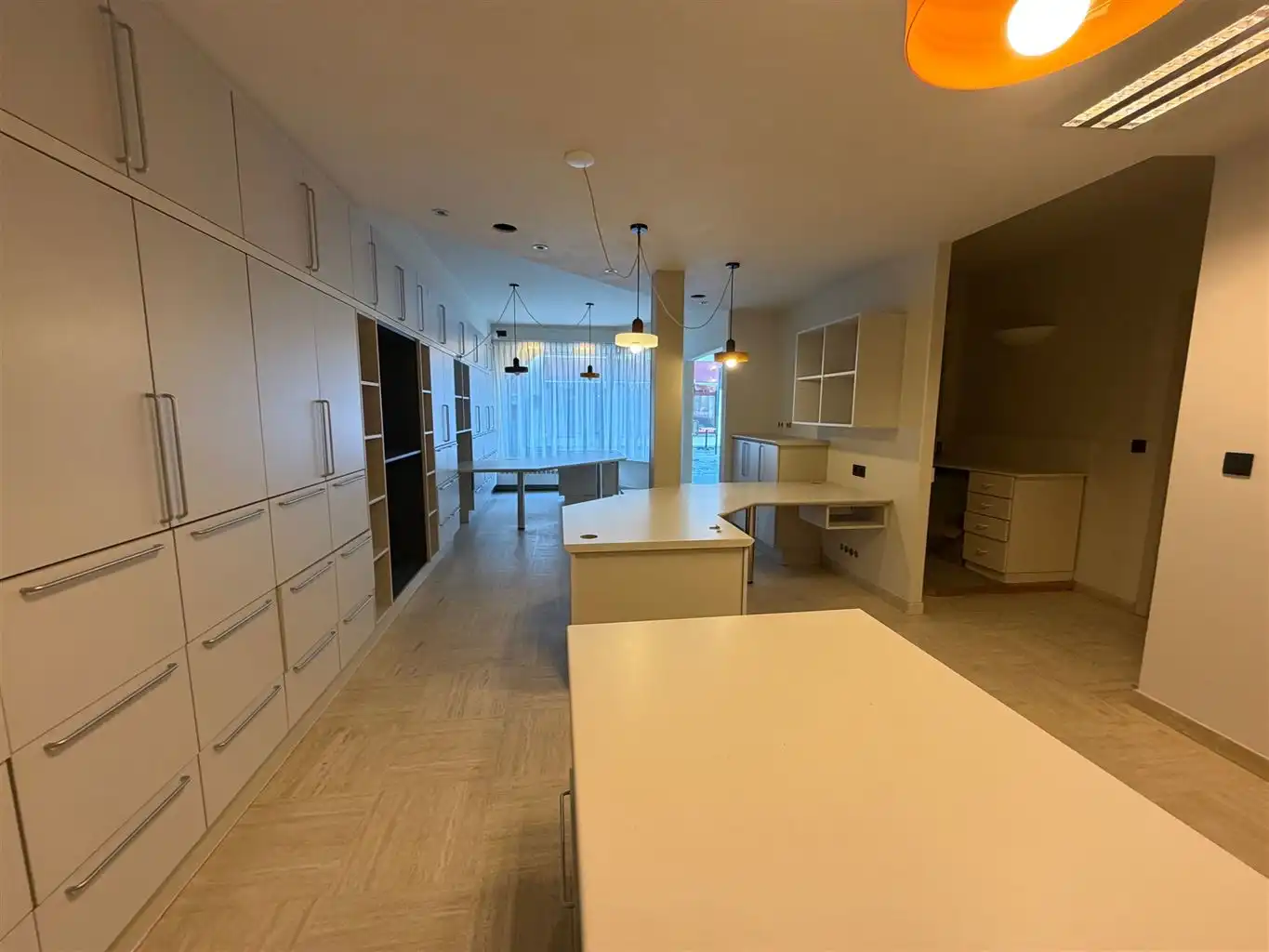 Instapklare kantoorruimte of praktijkruimte. Reeds voorzien van burelen en verlichtingsarmaturen vlakbij de Markt en de Hepperpoort. foto 3