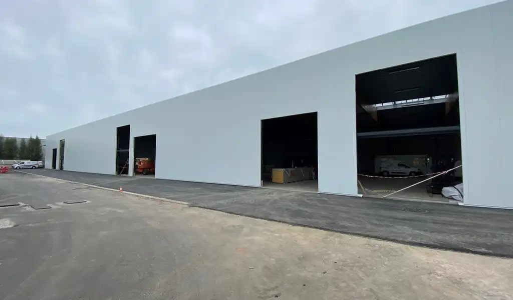 Gerenoveerd magazijn te huur aan A12 in Wilrijk foto {{pictureIndex}}