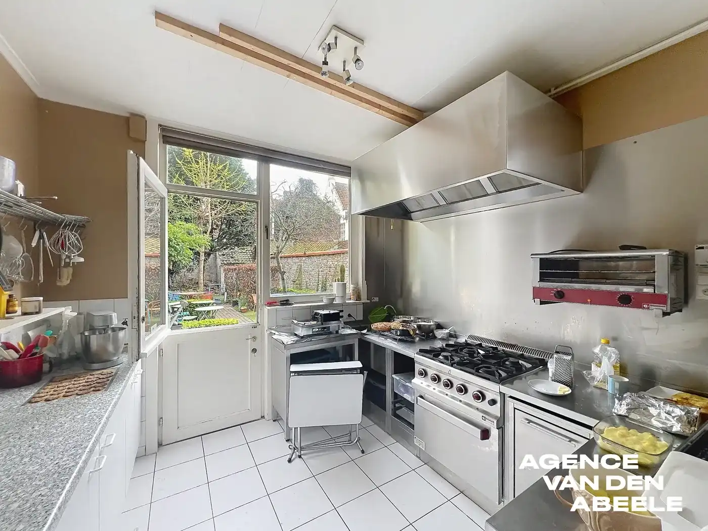 Centraal gelegen woning met 4 slaapkamers en riante tuin  foto 7