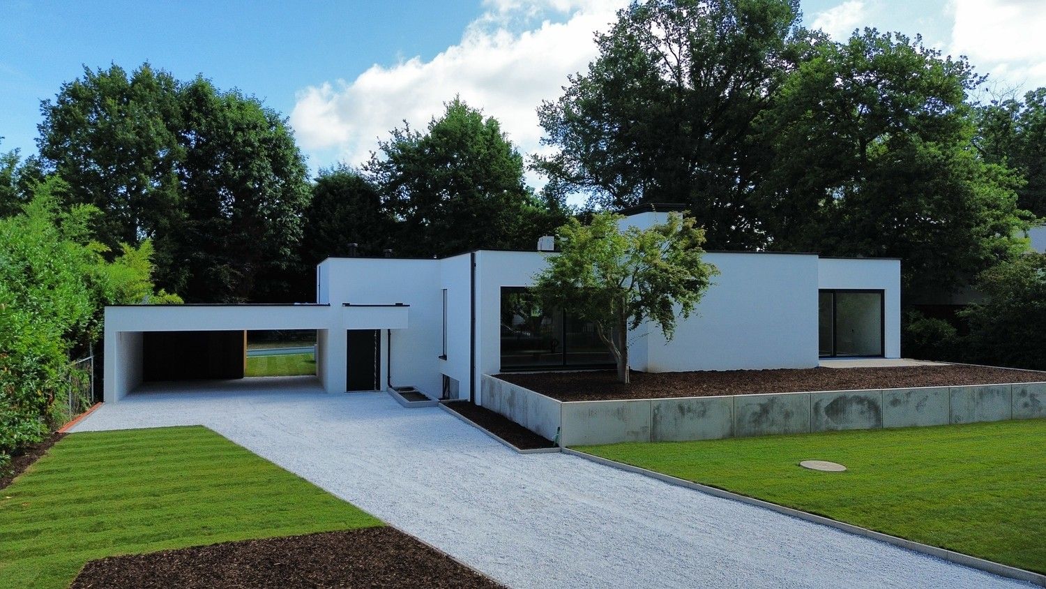 Exclusieve villa met zwembad en topafwerking op 16a50ca in Maasmechelen foto 2