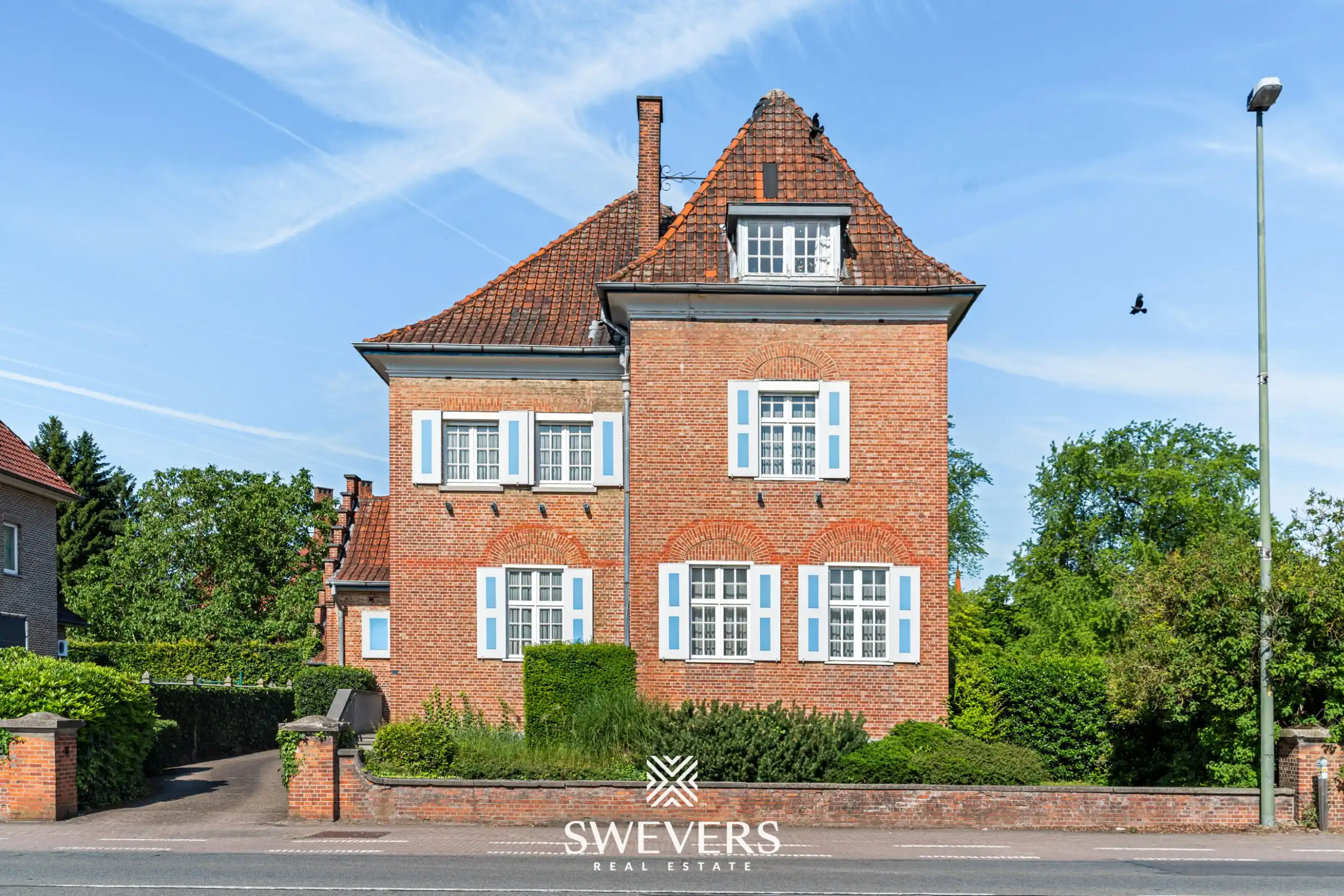 Hoofdfoto van de publicatie: Unieke renovatiekans: ingenieurswoning met 5 slpk op ruim perceel in het hart van Beringen