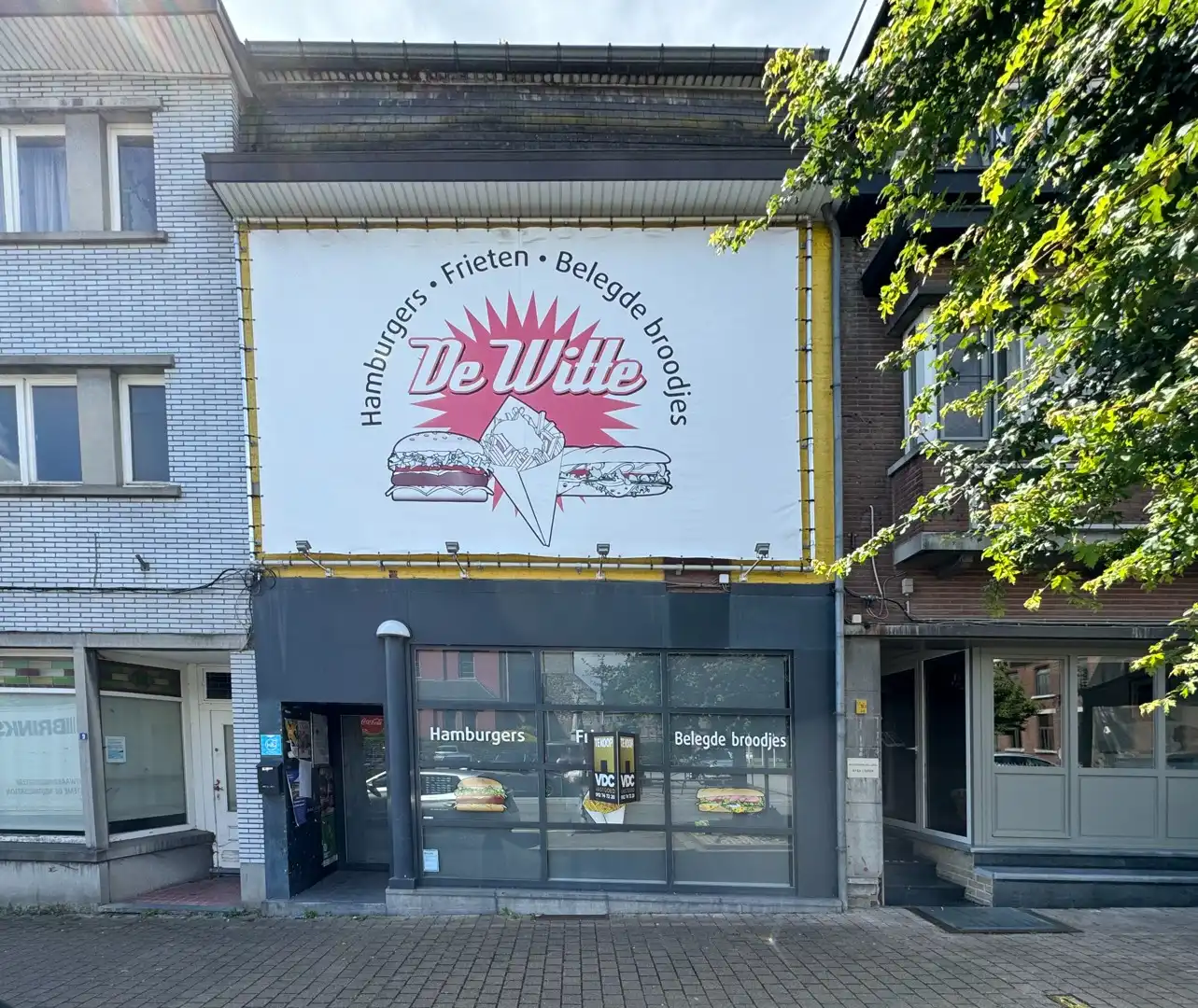Handelspand in centrum van Hoeselt foto {{pictureIndex}}
