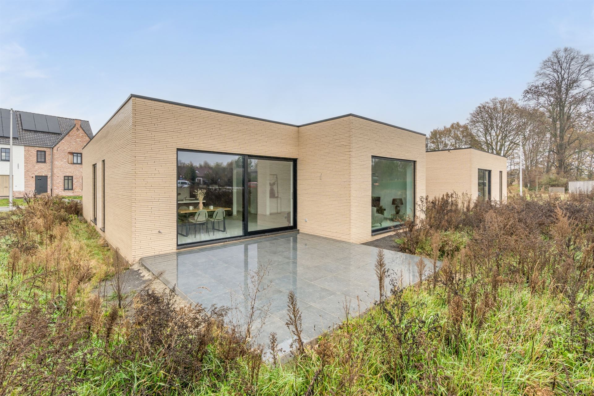 Gelijkvloerse woning met carport en tuin. foto 27