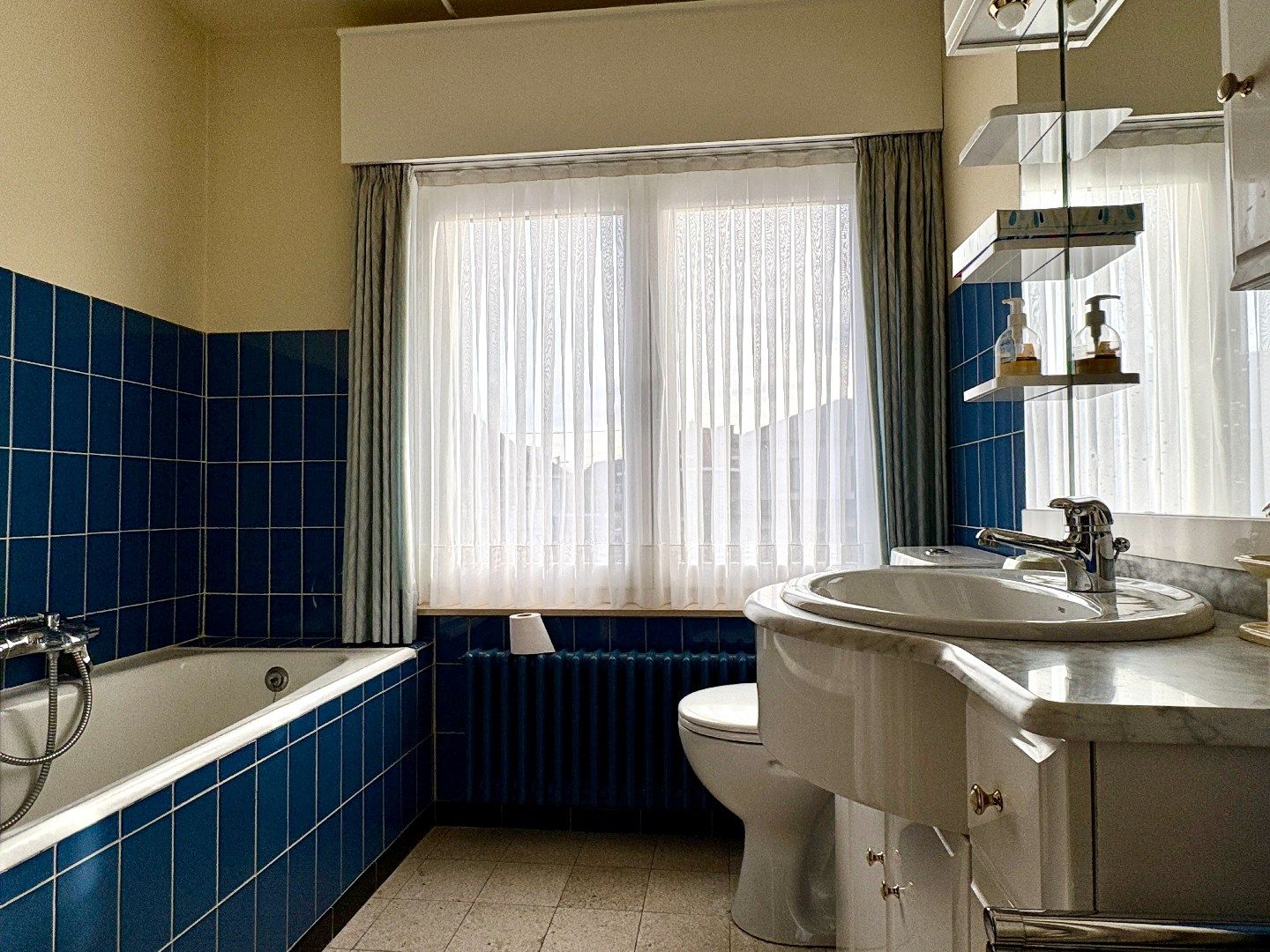 Ruime half openbebouwing met grote garage, 3 slks met mogelijkheid tot 5 slks. foto 9