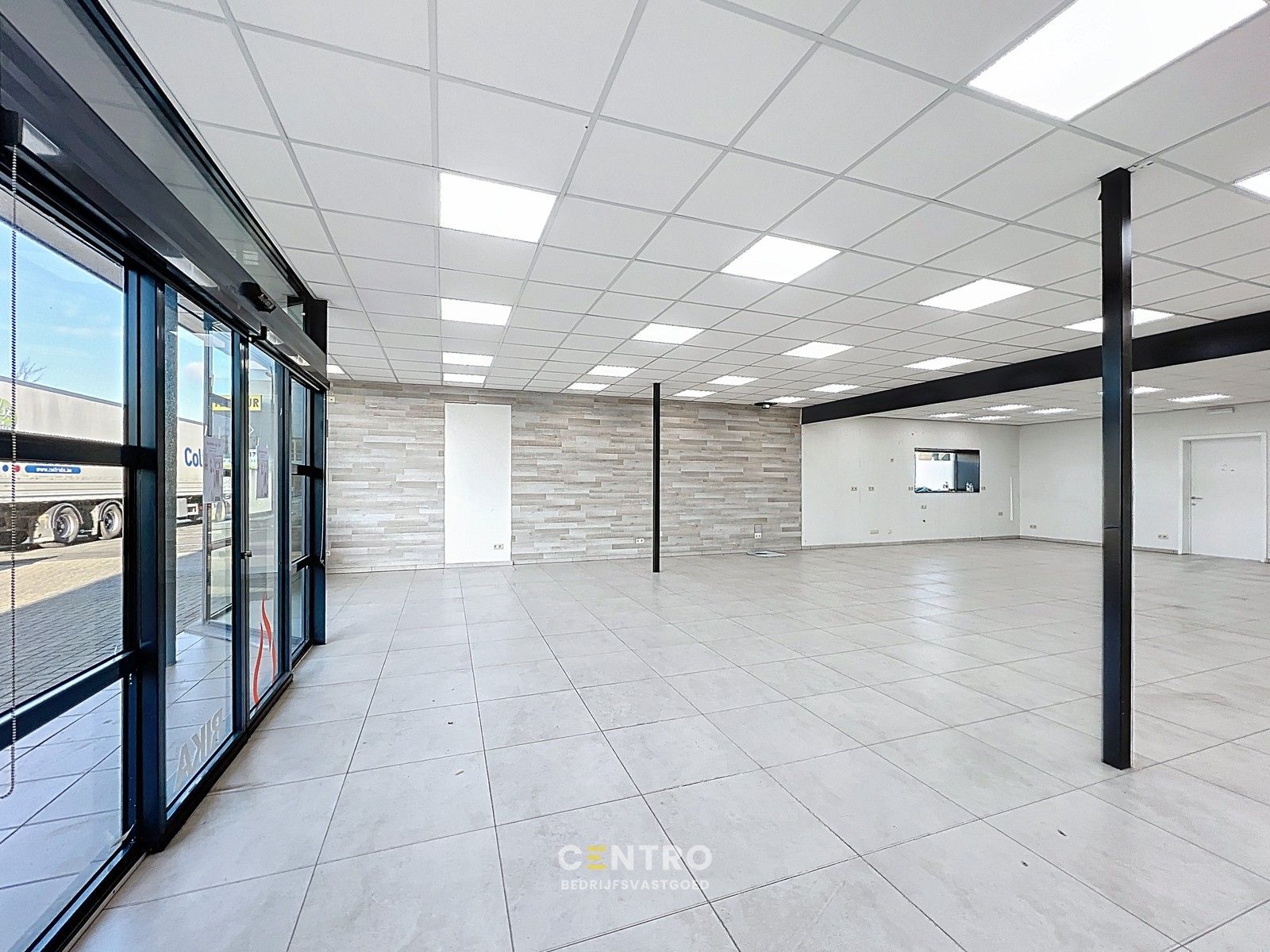 Topligging naast Tom&Co en Kwarto! Handelspand + magazijn met parkeergelegenheid langs de Westlaan in Roeselare. foto 6