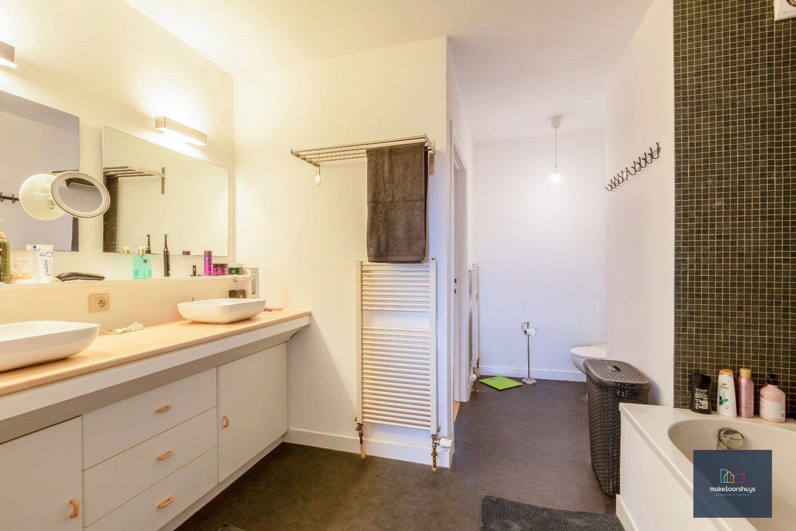 Heel ruime Instapklare woning in rij  met zonneterras en 2 staanplaatsen foto 20