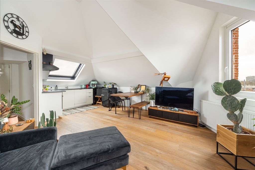 Licht hoekappartement in hartje Zurenborg foto 3