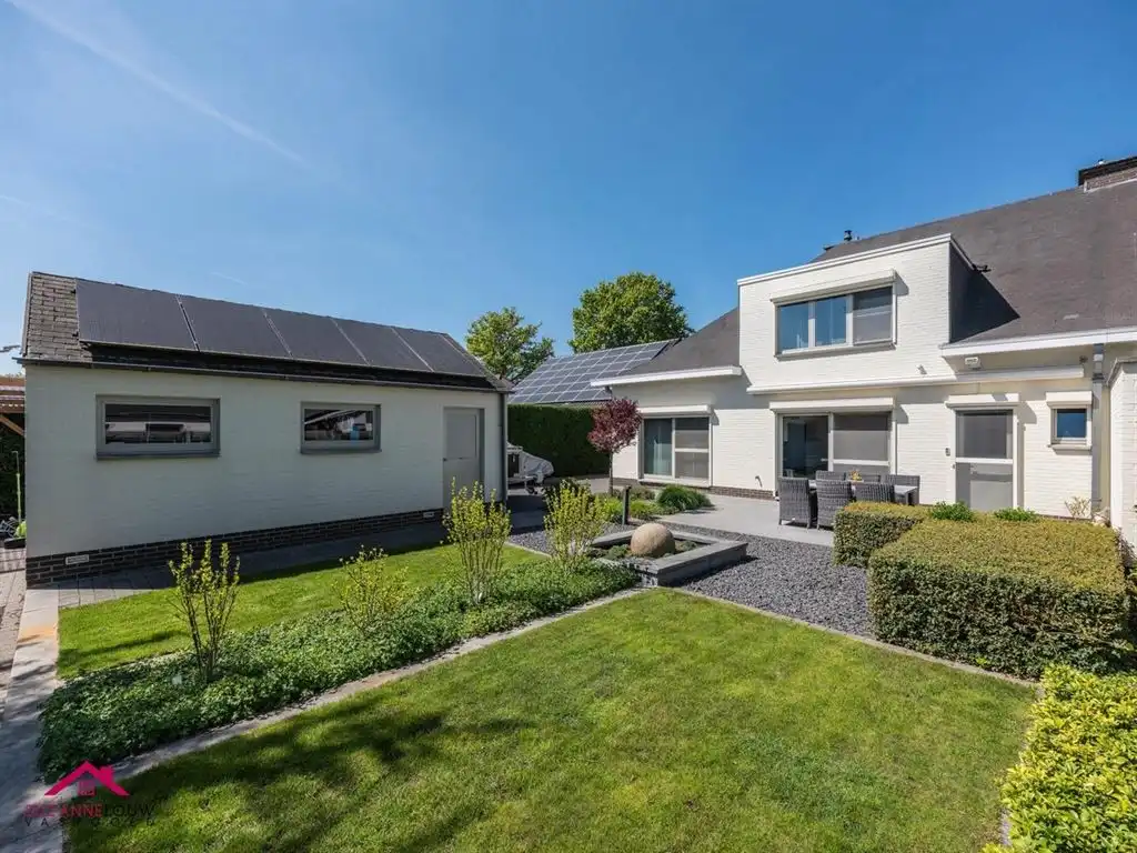 Charmante, ruime half-vrijstaande gezinswoning foto 6