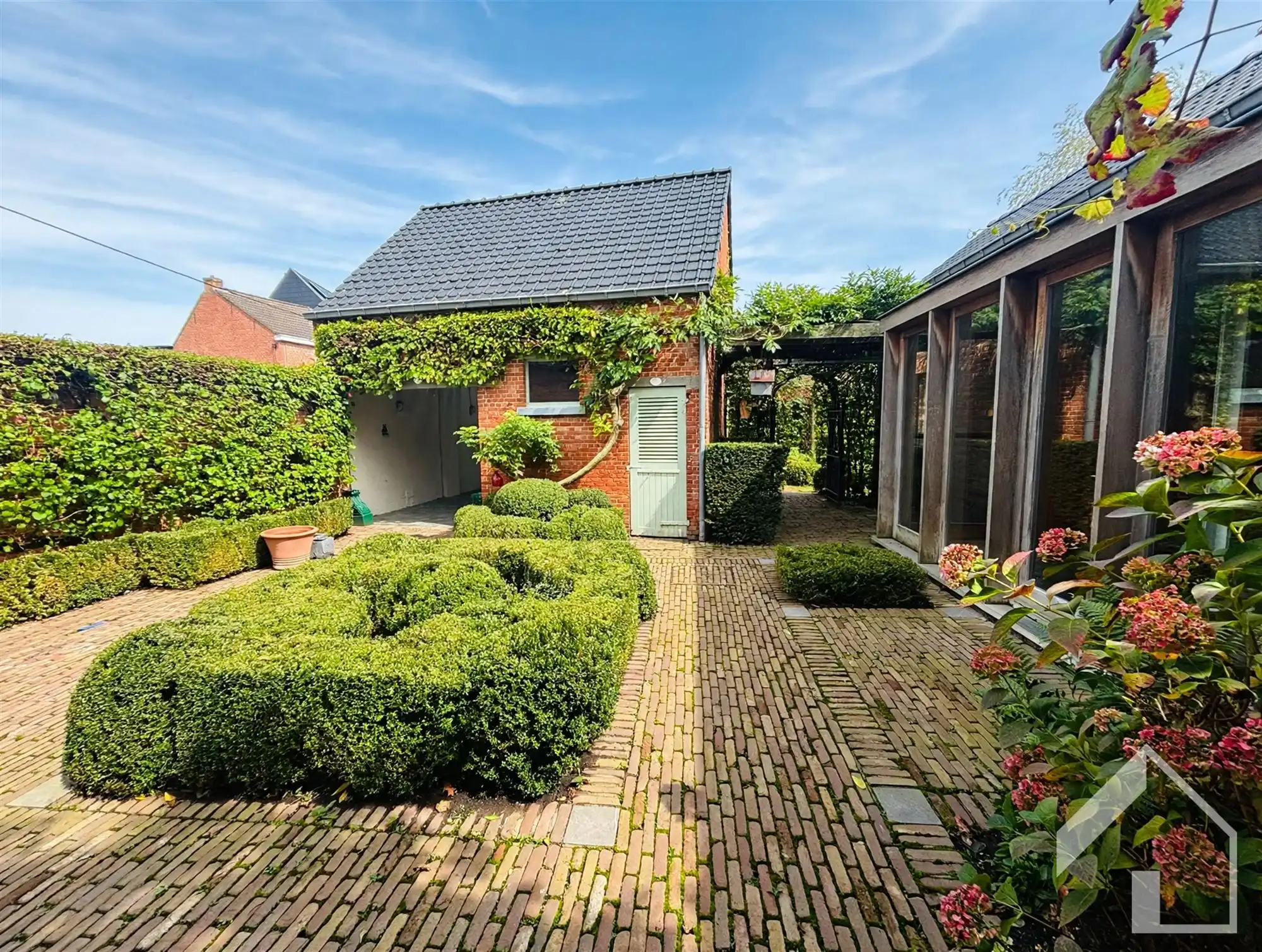 Hoekwoning met authentieke elementen en 4 garages foto 3
