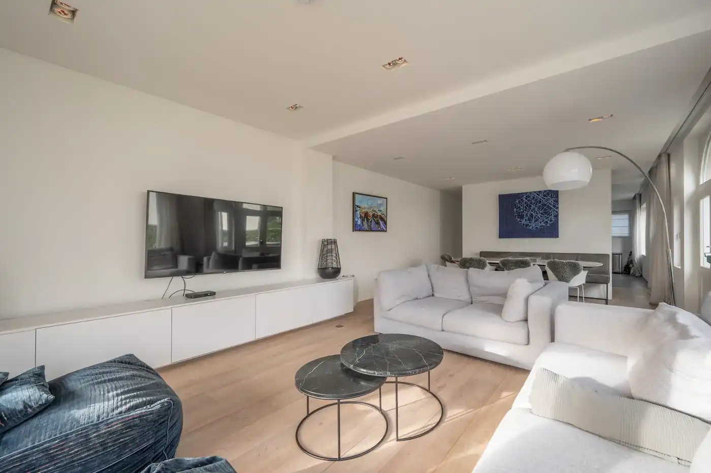 Gerenoveerde villa in Zoute, Knokke-Heist met 4 slaapkamers, tuin, garage, fietsenberging en 227m² hoogwaardige woonruimte. foto 4