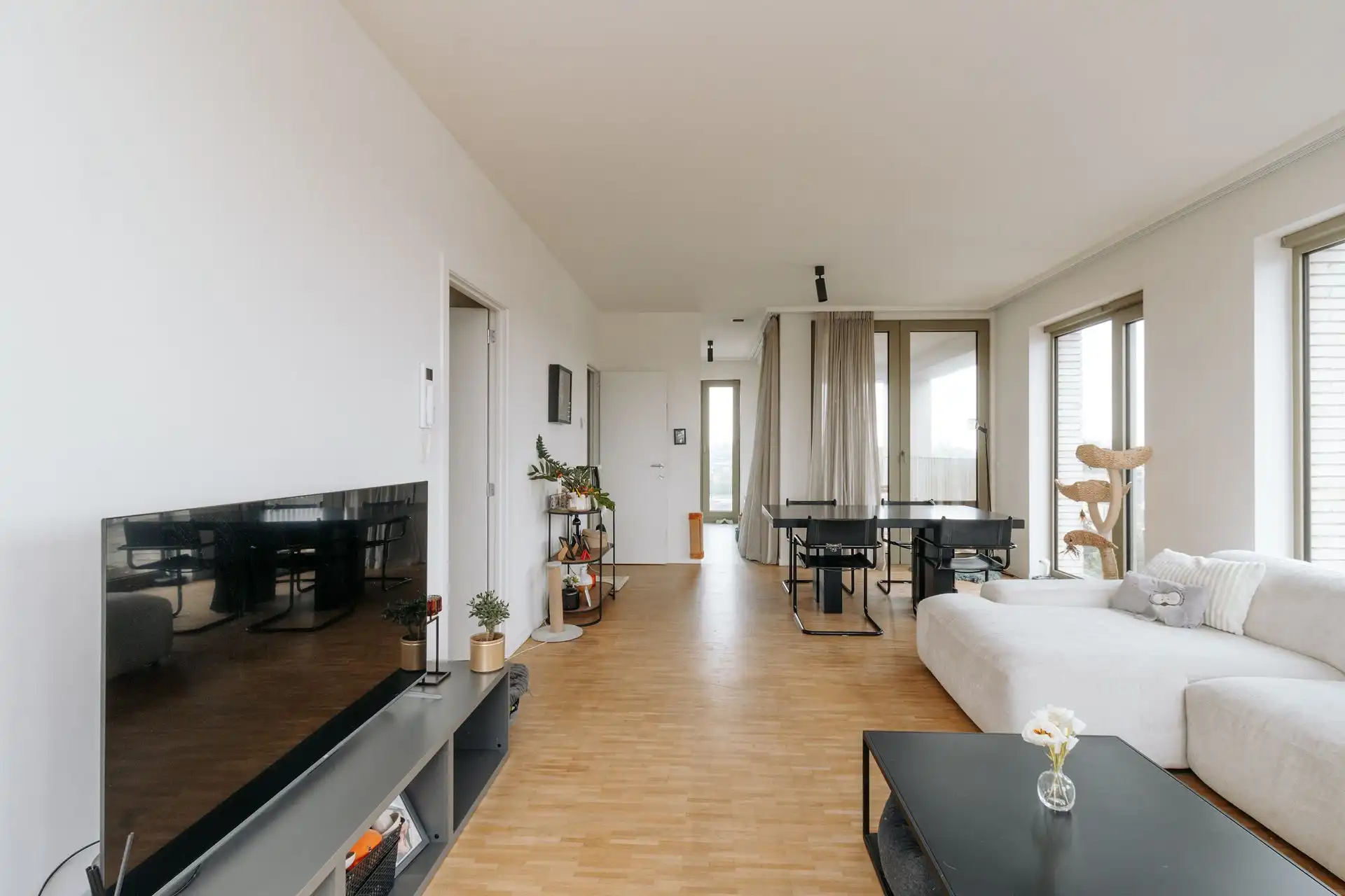 Modern en lichtrijk 2-slaapkamerappartement met terras! foto 5