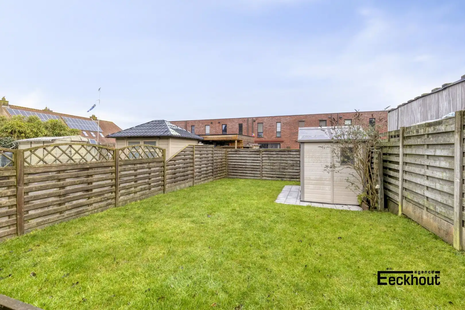 Instapklare ruime bel-etage woning (217 m² bewoonbare oppervlakte) met dubbele garage en grote tuin op topligging in Oostende foto 2