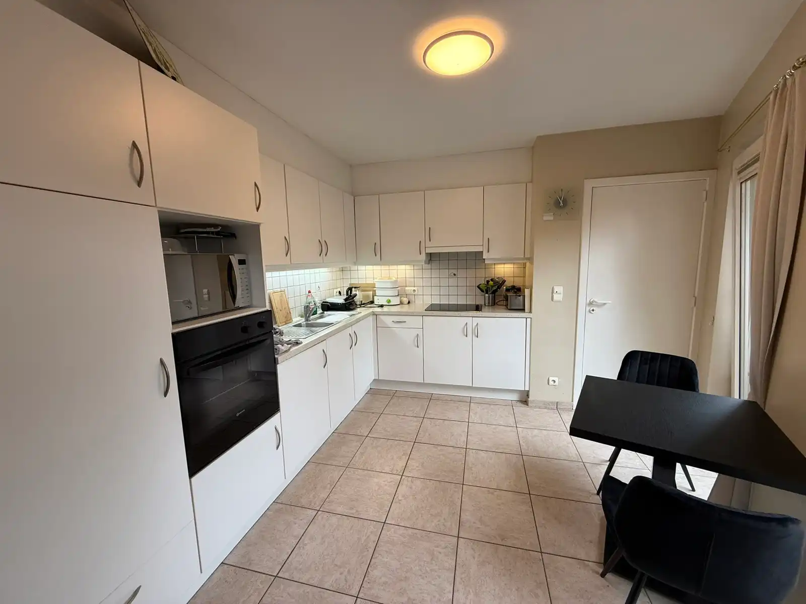 GELIJKVLOERSAPPARTEMENT MET TERRAS EN GARAGE IN HET CENTRUM VAN TIELT.  foto 4