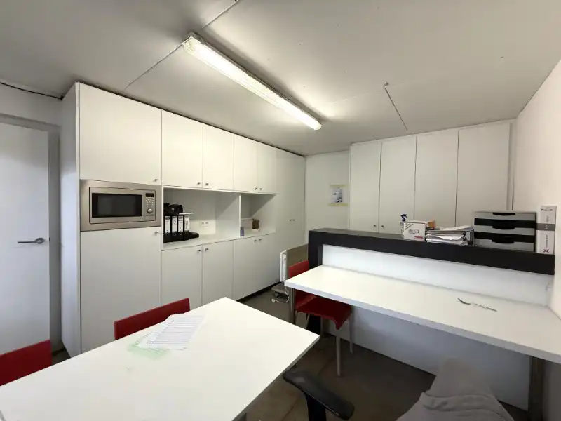 Veelzijdig bedrijfsgebouw langs de Dender met showroom, kantoren & parking foto 24
