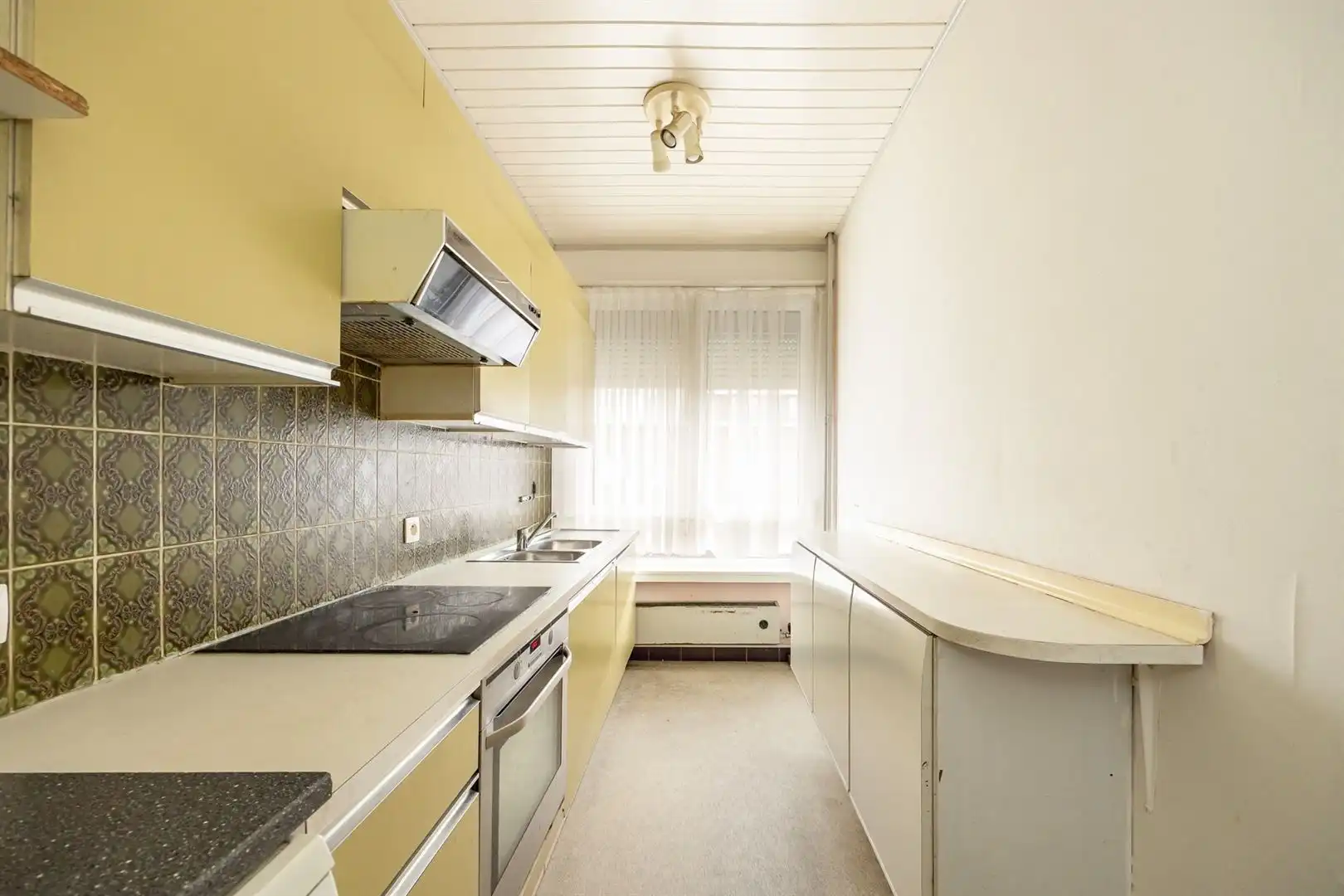 Ruime gezinswoning met zonnige tuin en renovatiepotentieel foto 16