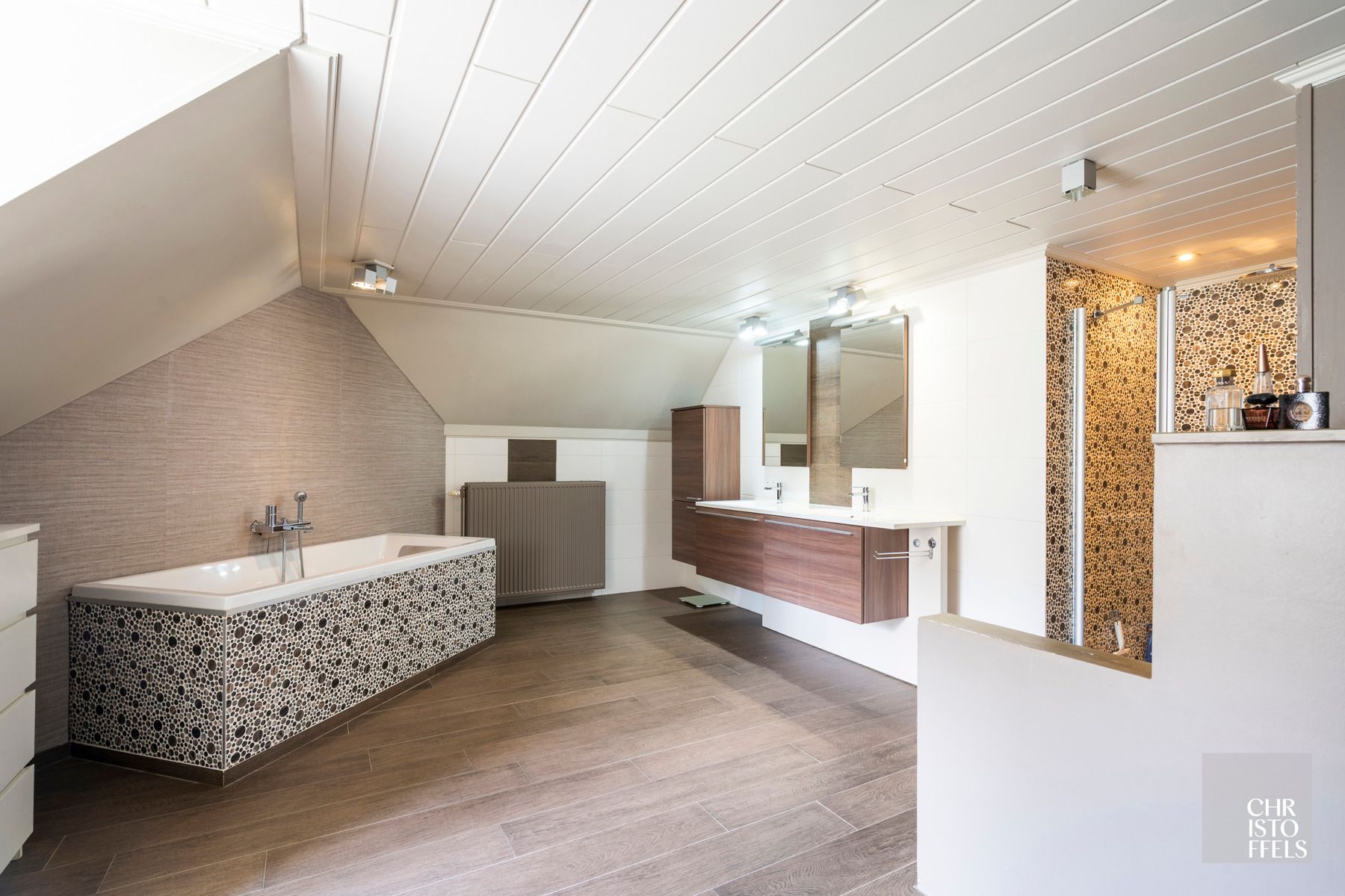 Karakteristieke villa met praktijkruimte en buitenzwembad op zuidgericht perceel van 1.565 m² foto 12