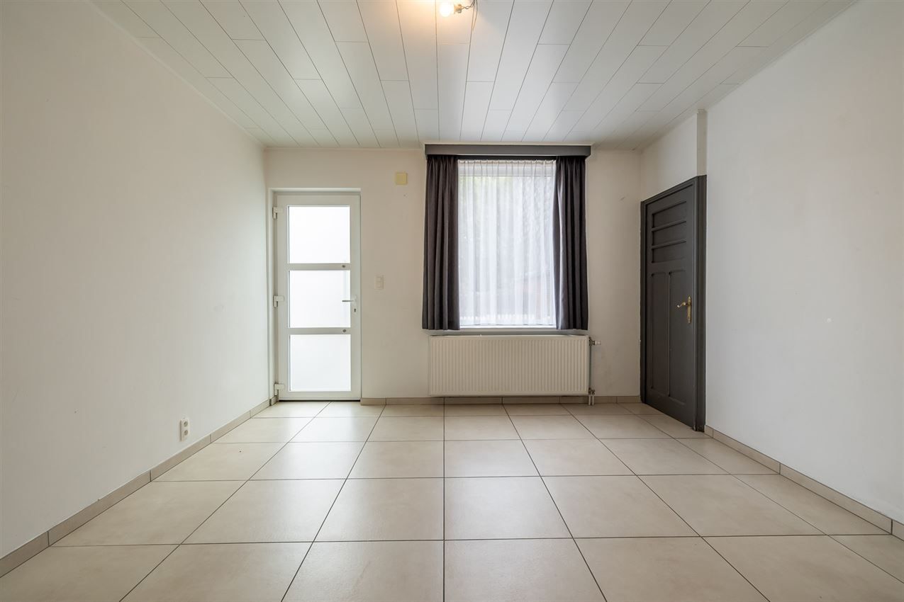 Gerenoveerde woning in rustige straat, 2 slaapkamers, ruime keuken, conforme elektriciteit en wandelroutes vlakbij. foto 6