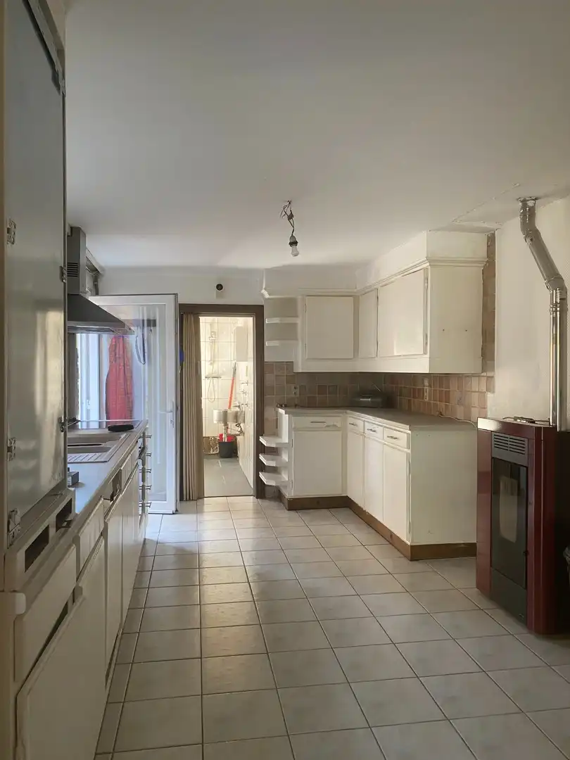 Centraal gelegen te renoveren woning met ruime garage en achterliggende tuin foto 2