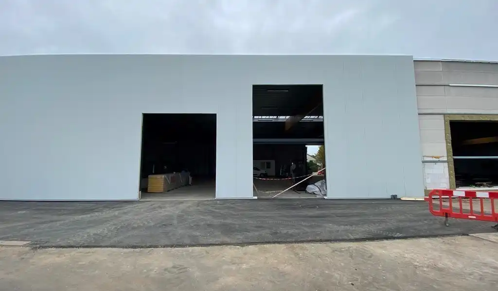 Gerenoveerd magazijn te huur aan A12 in Wilrijk foto 2