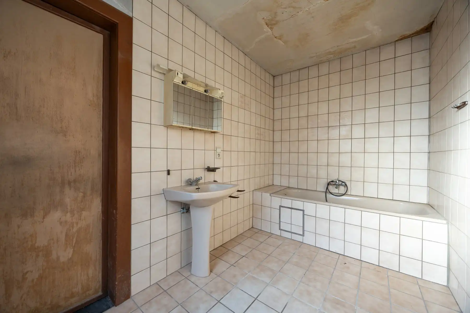 Te renoveren halfopen bebouwing met 3 slaapkamers in het centrum van Merksplas.  foto 7