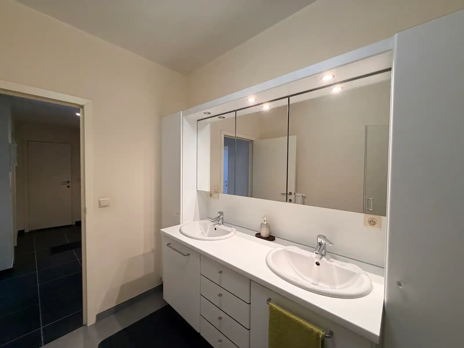 Ruim en energiezuinig gelijkvloers appartement (115 m²) met terras en staanplaats in hartje Diest foto 15