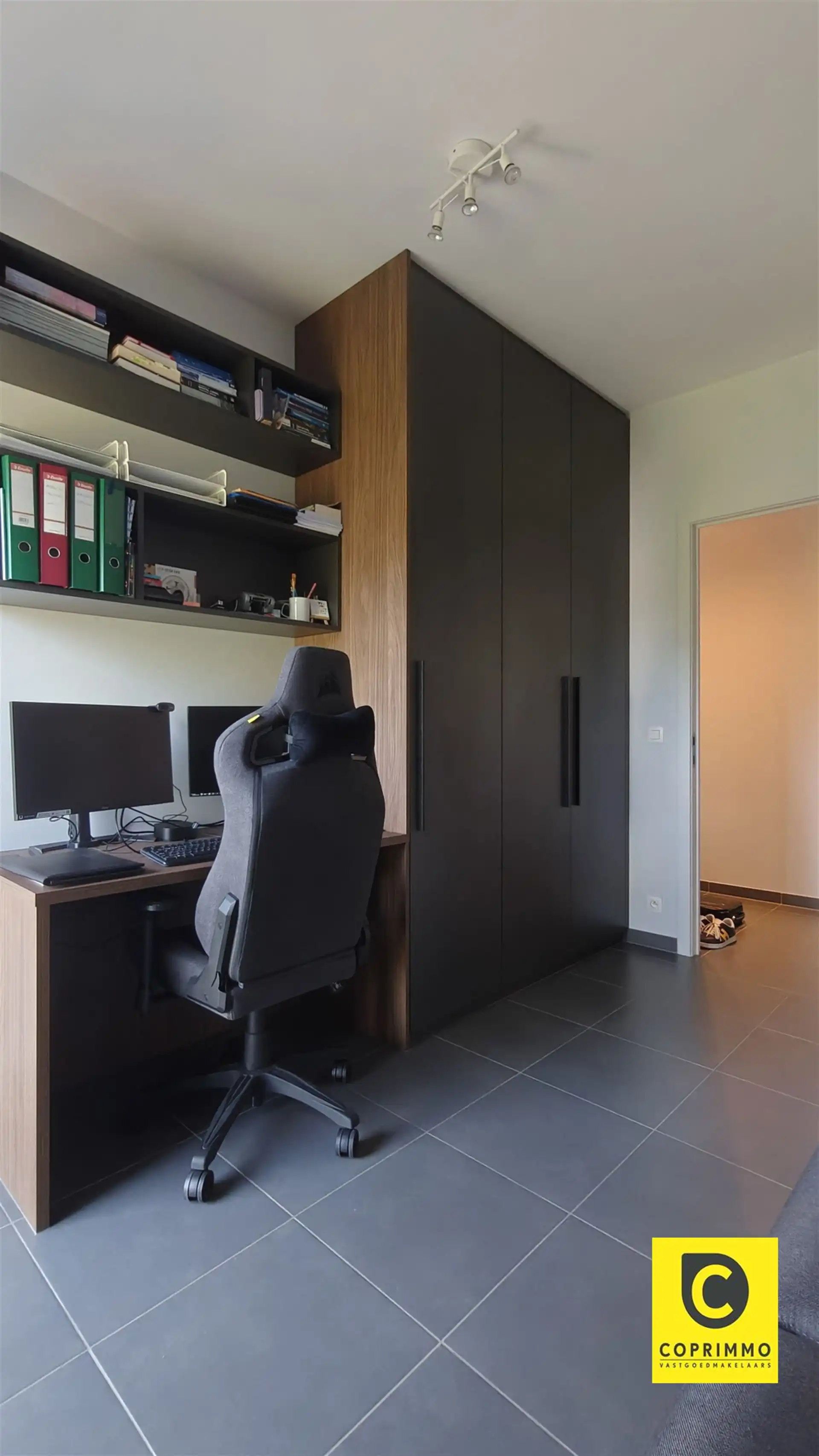 Ruim 2 slaapkamer appartement + P foto 12