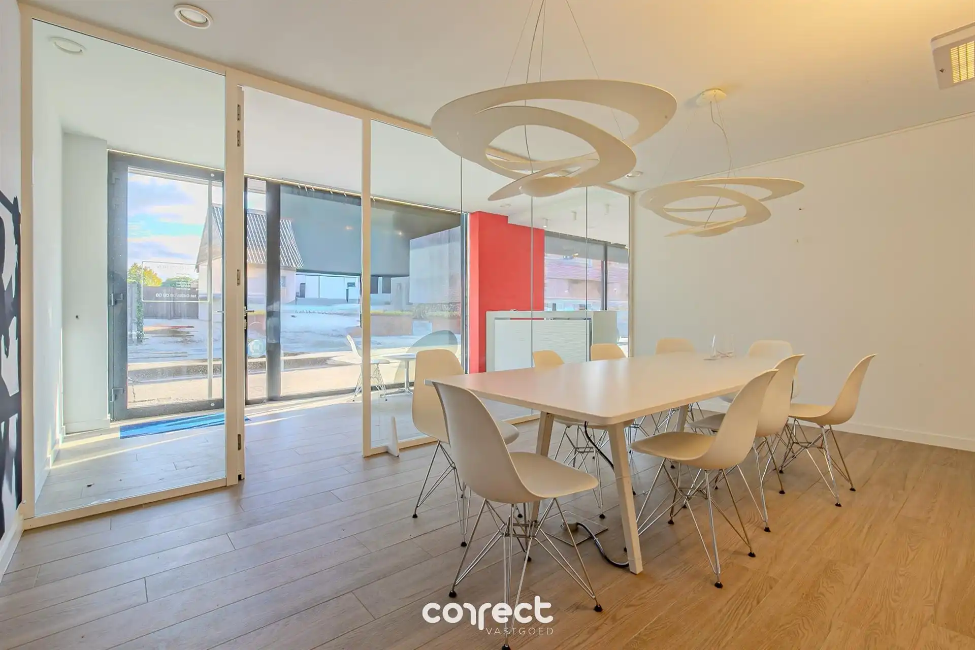 Perfect gelegen kantoor met voorzieningen en etalage. foto 4