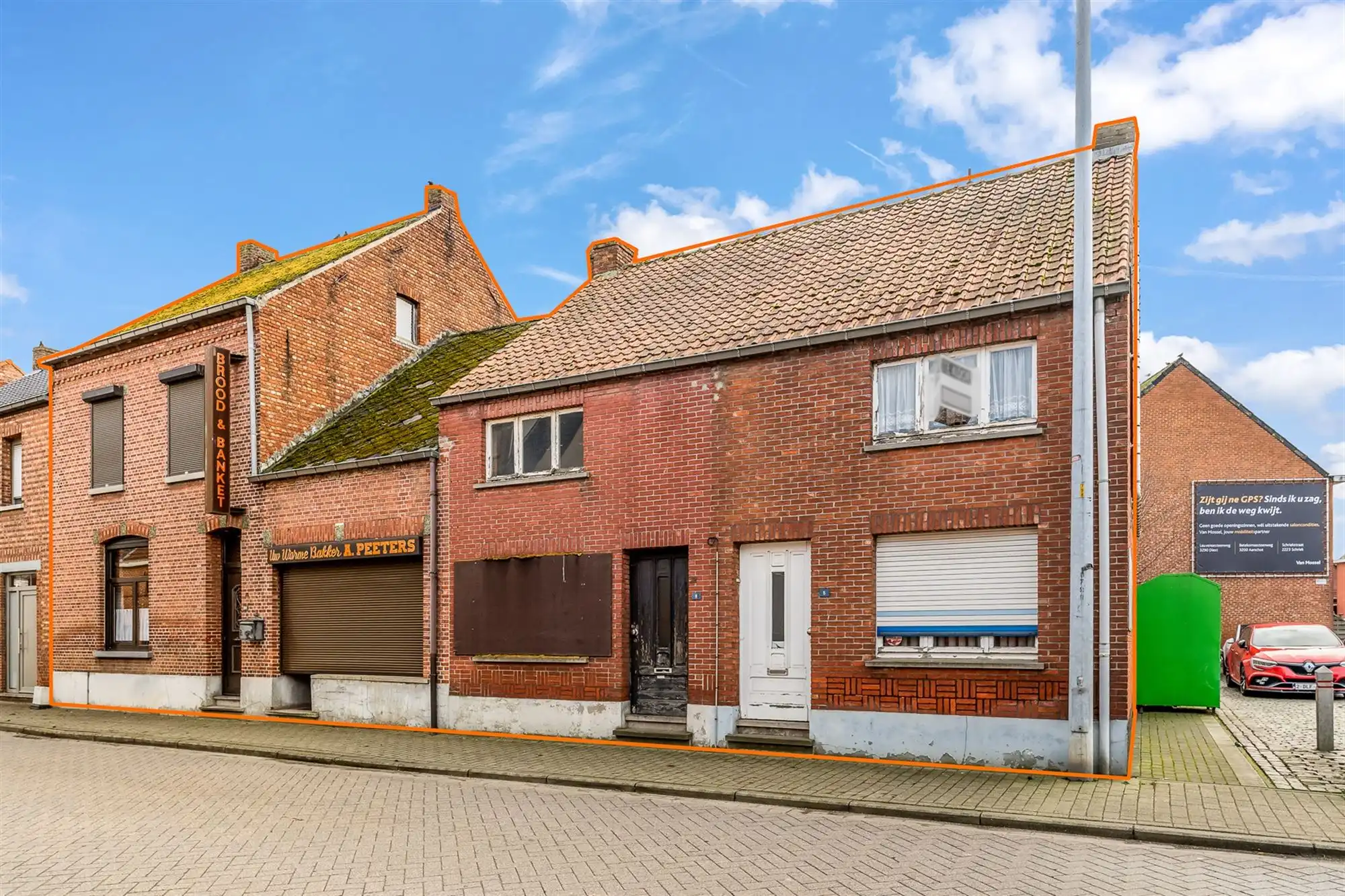 WONING MET APART HANDELSPAND EN OPSLAGRUIMTE foto {{pictureIndex}}