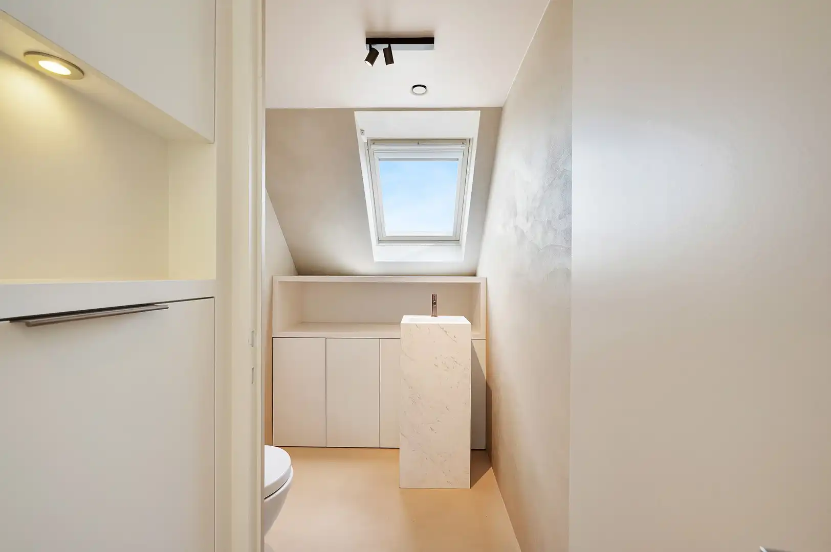 Sublieme zonnige penthouse met ruime terrassen en zijdelings zeezicht. foto 8