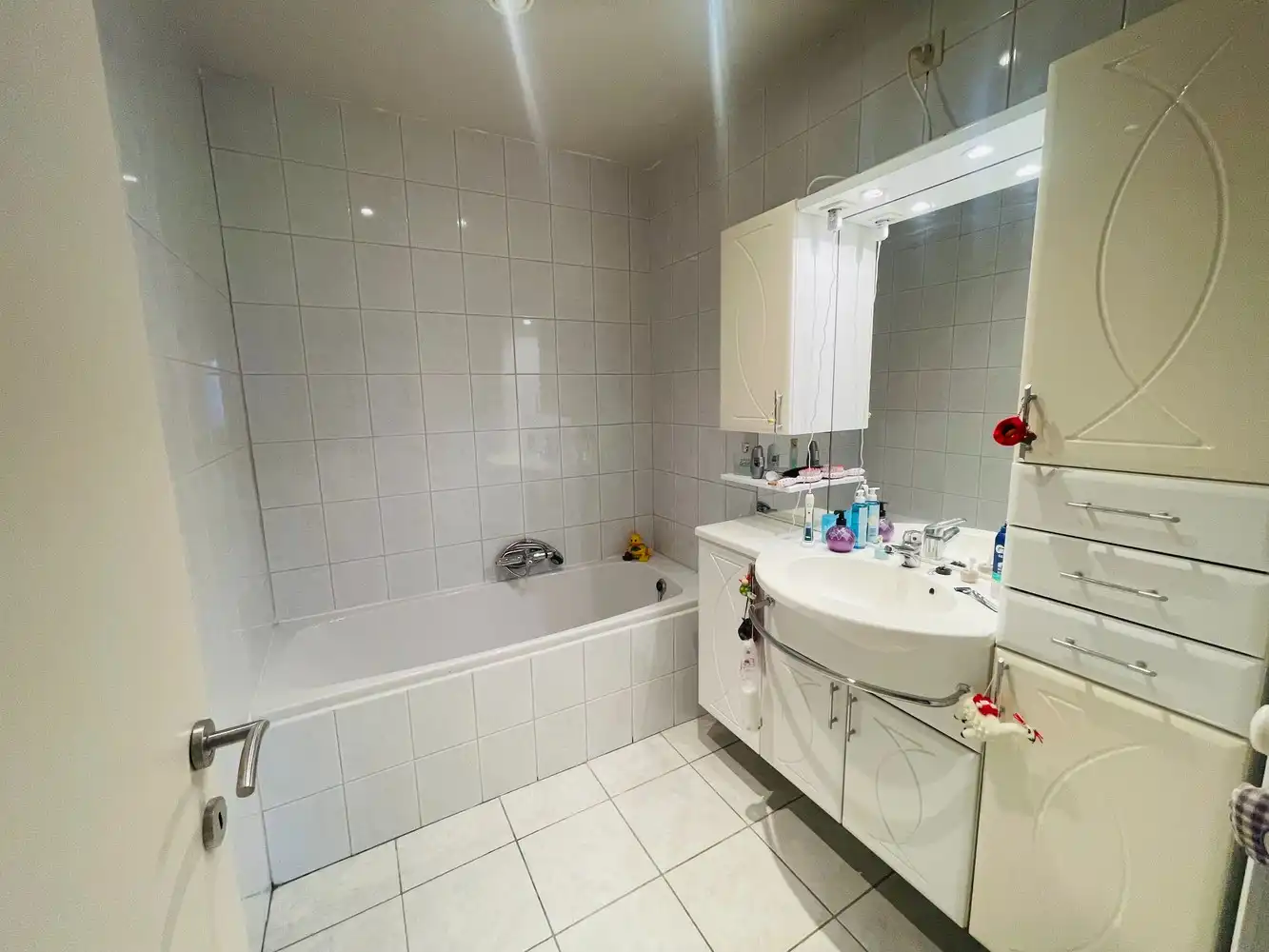 Assebroek, RUIME LICHTRIJKE INSTAPKLARE WONING met GROTE TUIN met  UITWEG+ OPRIT , mogelijkheid garage te bouwen,3 SLAAPKAMERS, Badkamer en douchekamer. foto 8