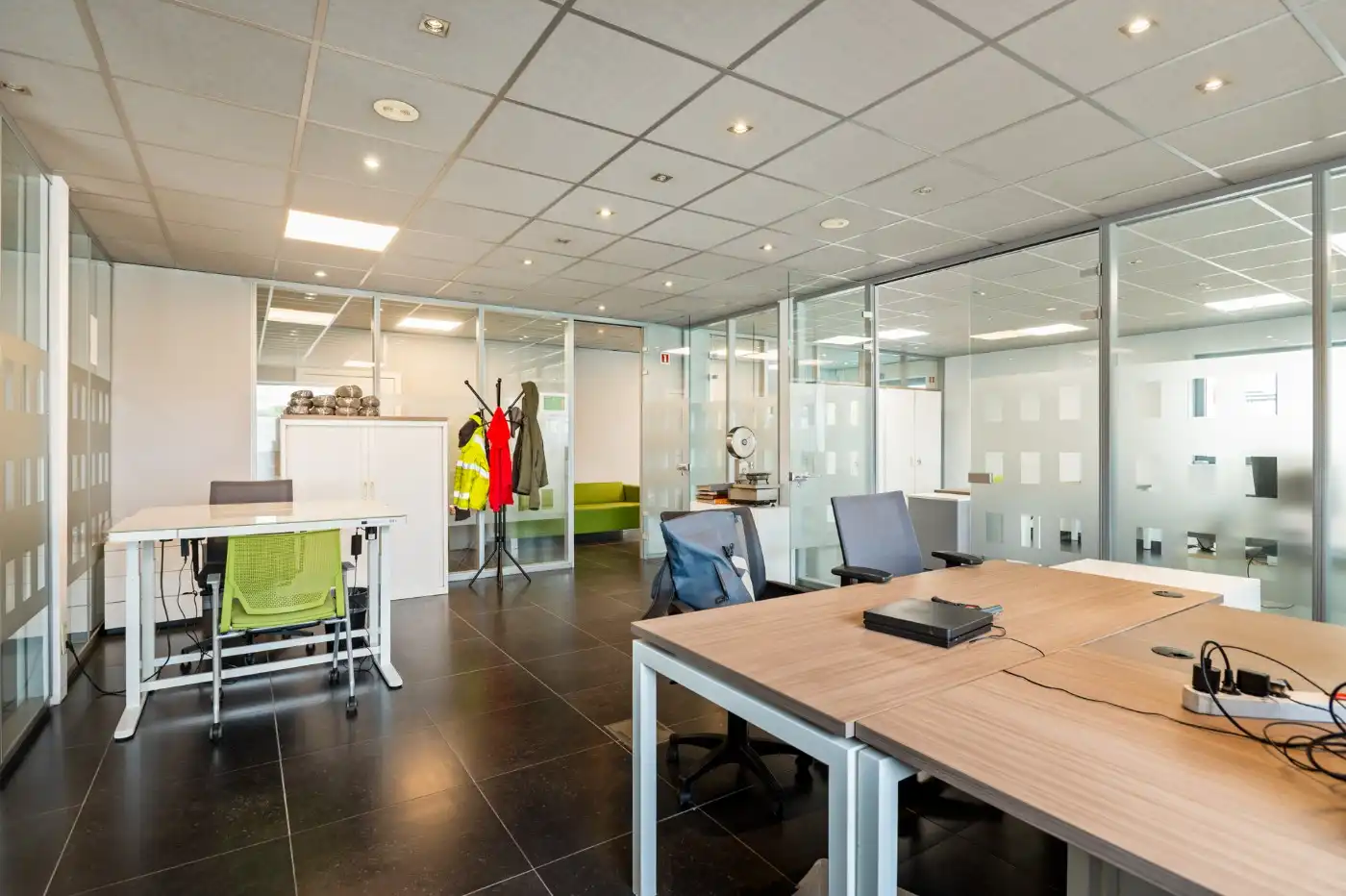 Ruime, volledig ingerichte kantoorruimte van 200 m² in hartje Stabroek foto 3