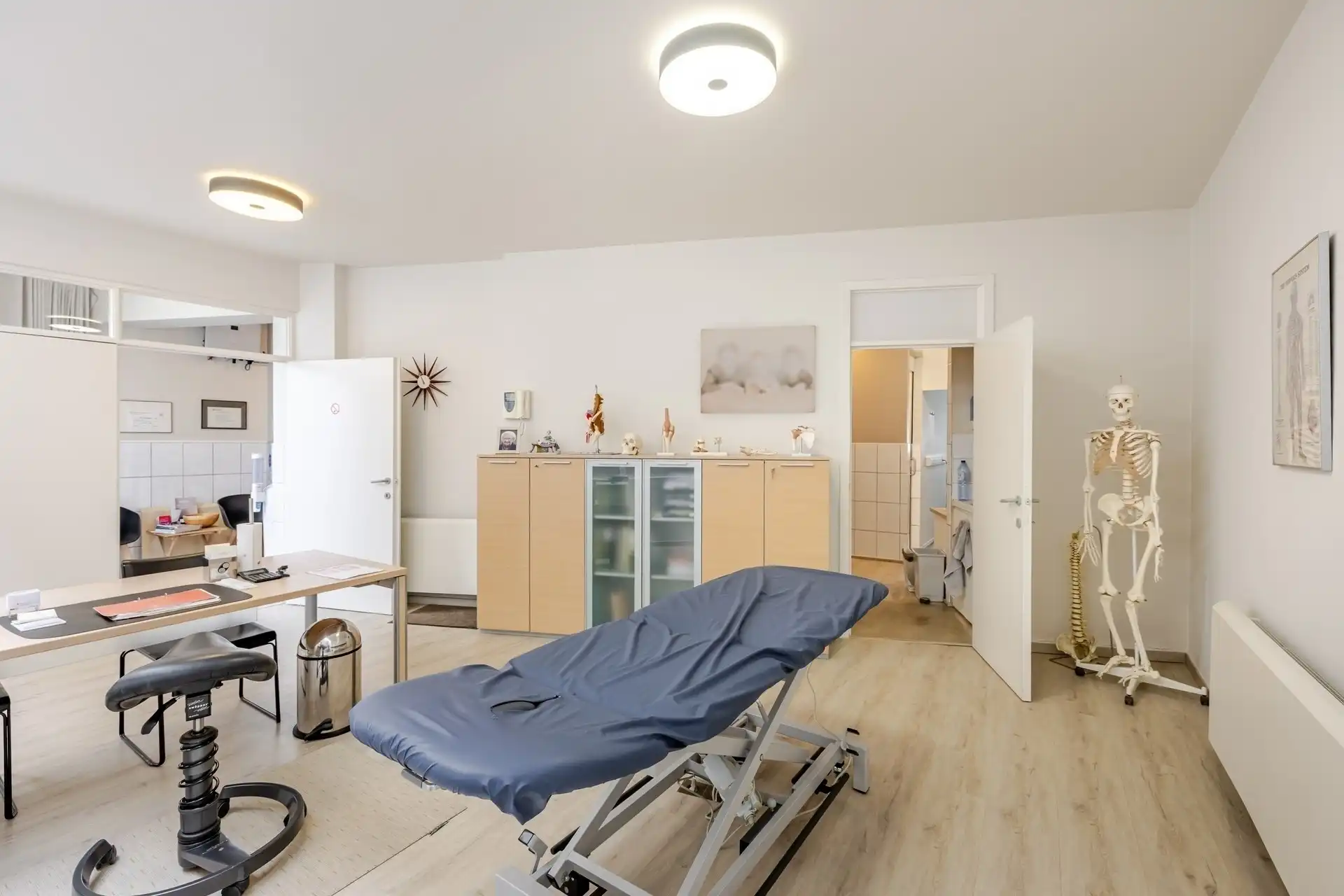 Instapklare woonst met praktijkruimte en zwembad in het hart van Wetteren foto 26