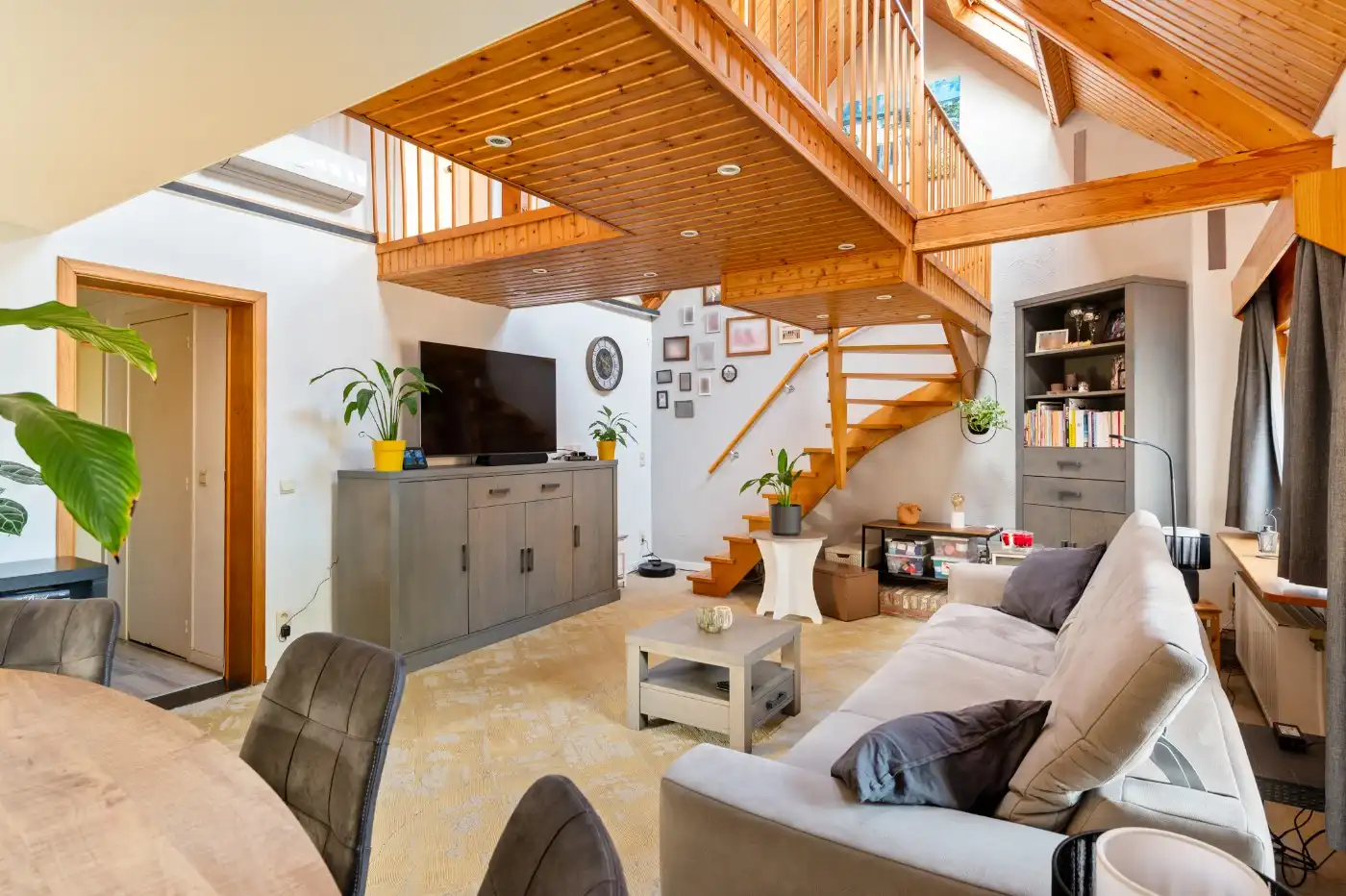 Top gelegen, charmante, vrijstaande woning met 3 slpk. en prachtige zuid-tuin foto 4