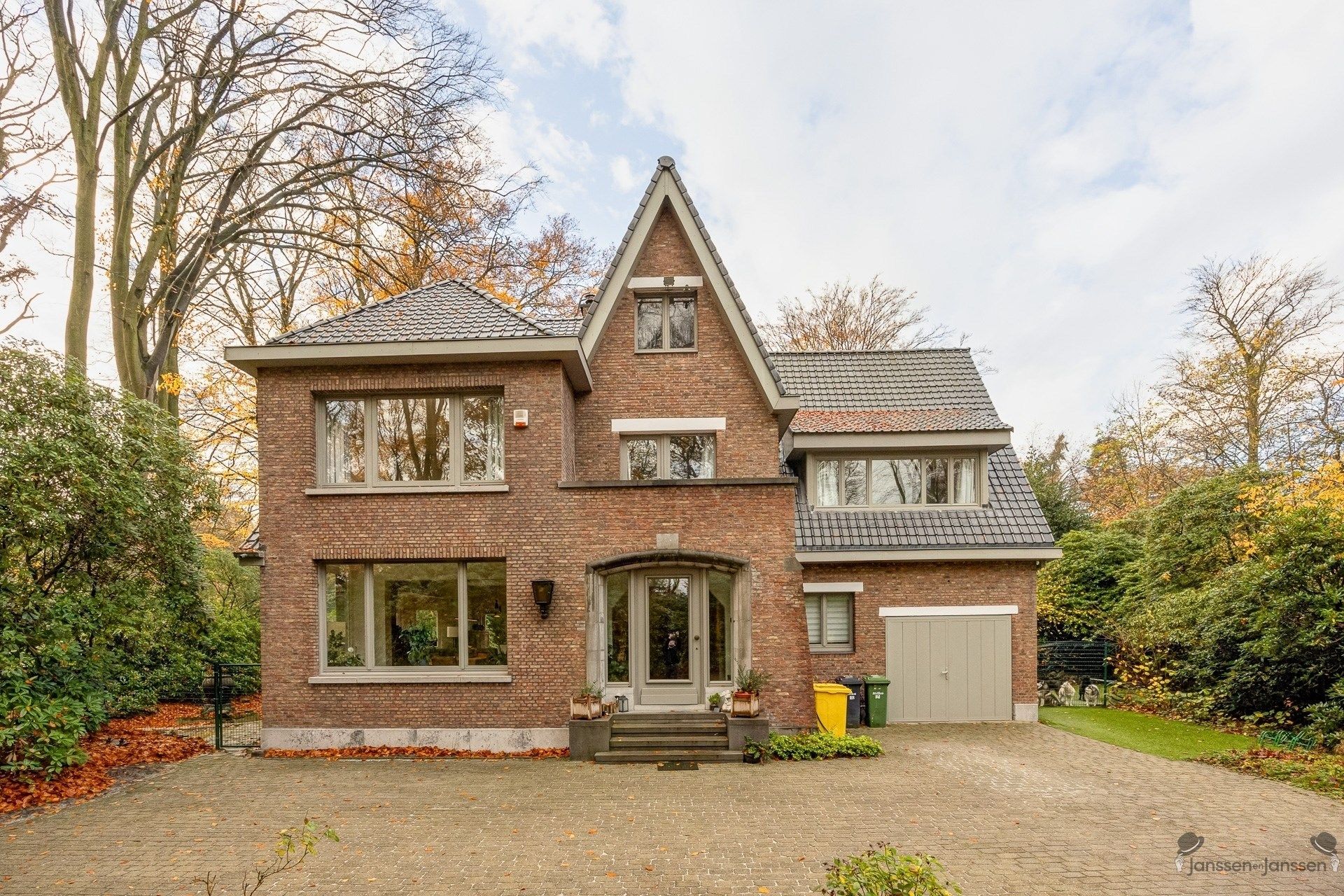 Exclusieve villa op 10.500 m² op residentiële toplocatie foto 3