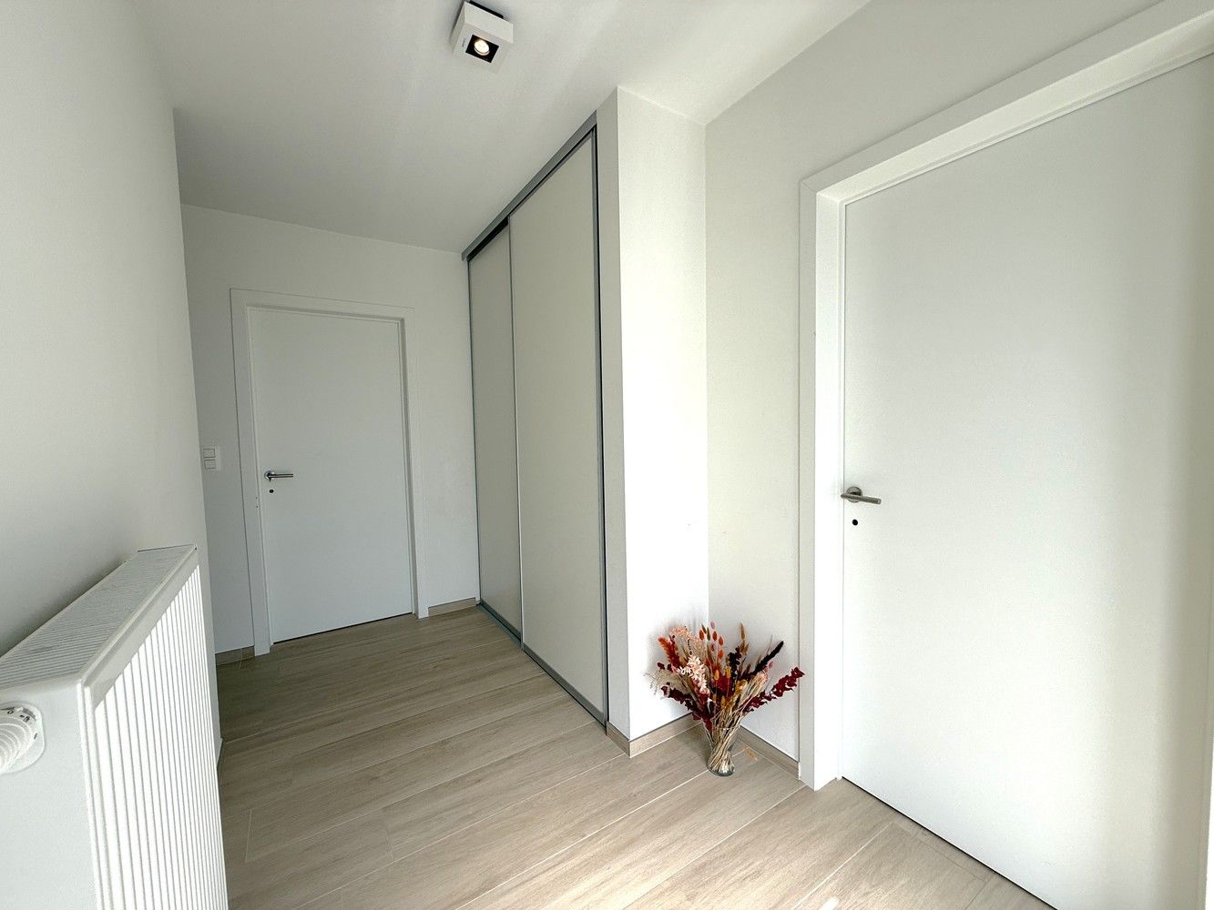 Instapklare woning met 3 slaapkamers en een gezellige tuin op toplocatie in Hoeselt te huur! foto 8