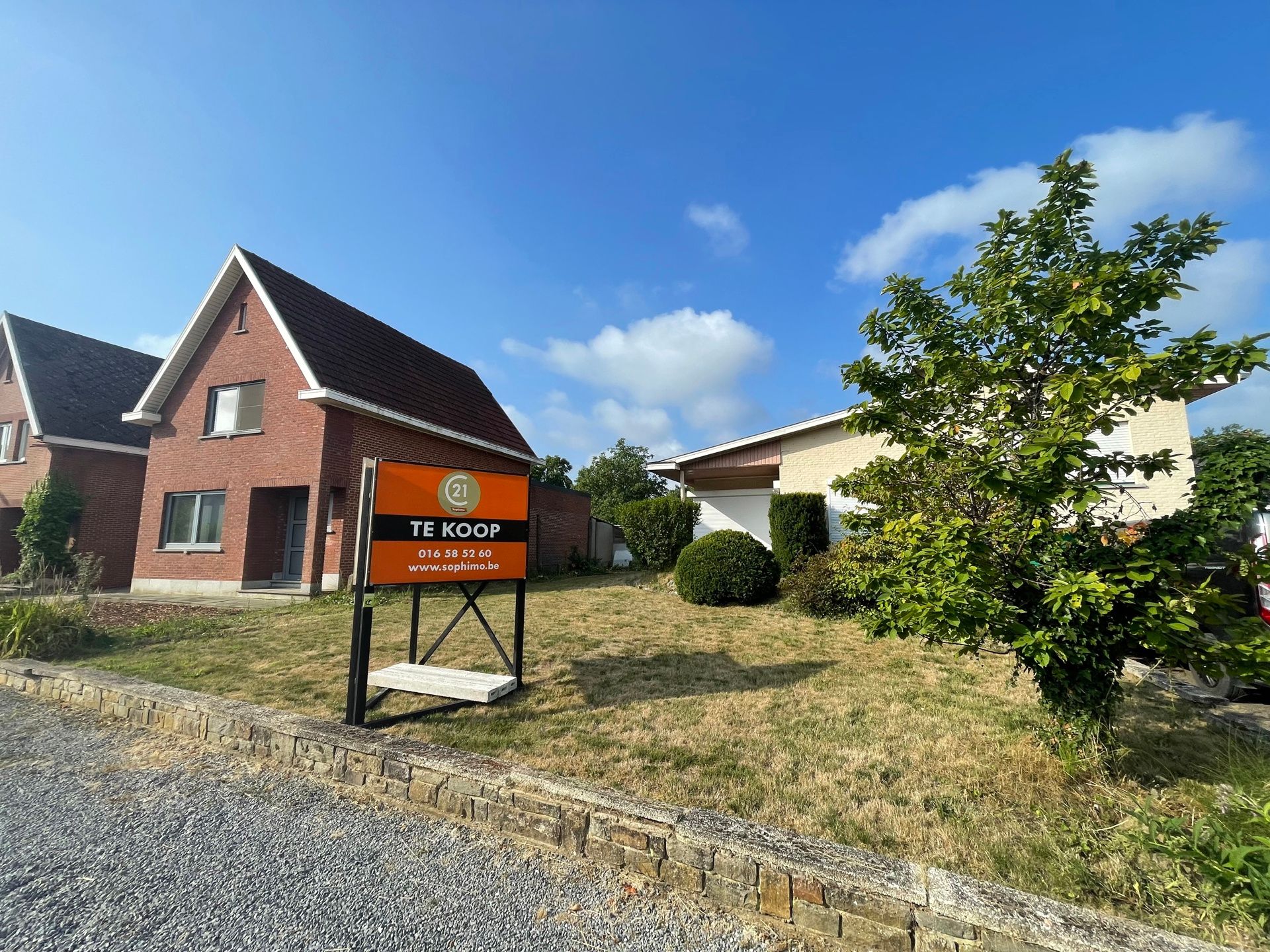 Te renoveren woning met veel potentieel foto 3