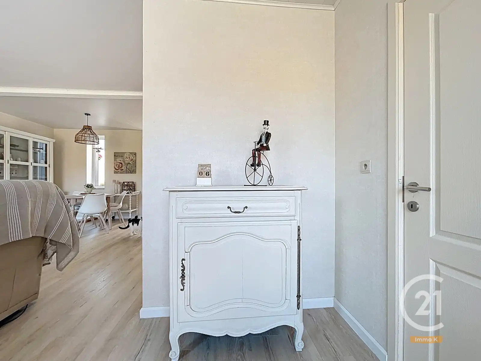 Knusse instapklare woning met ruime tuin en weide nabij E40 foto 5