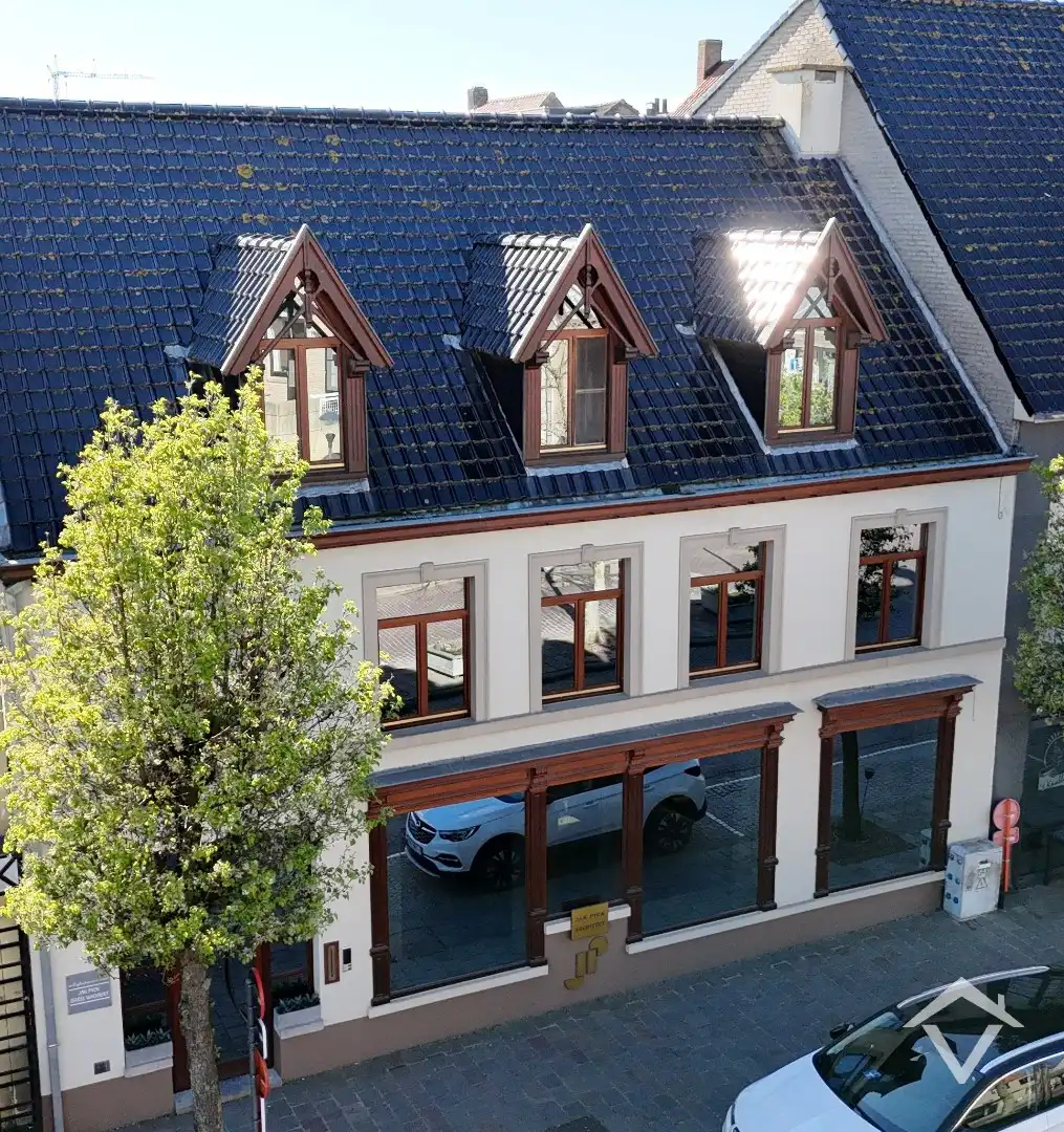 Deze instapklare handelswoning is gelegen in het centrum op een commerciële topligging op de markt van Koekelare foto 2