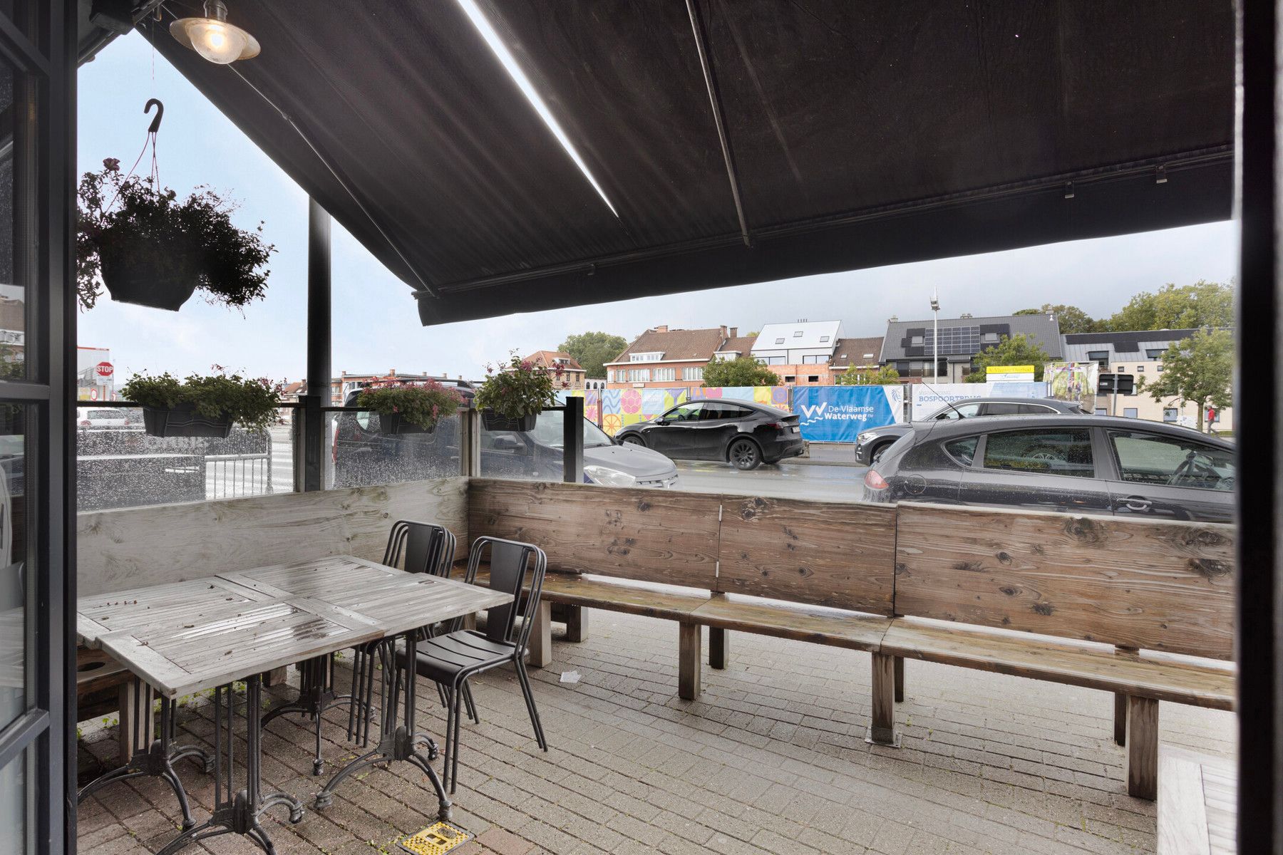 Gebouw momenteel ingericht als restaurant op stationsplein van Halle. foto 17