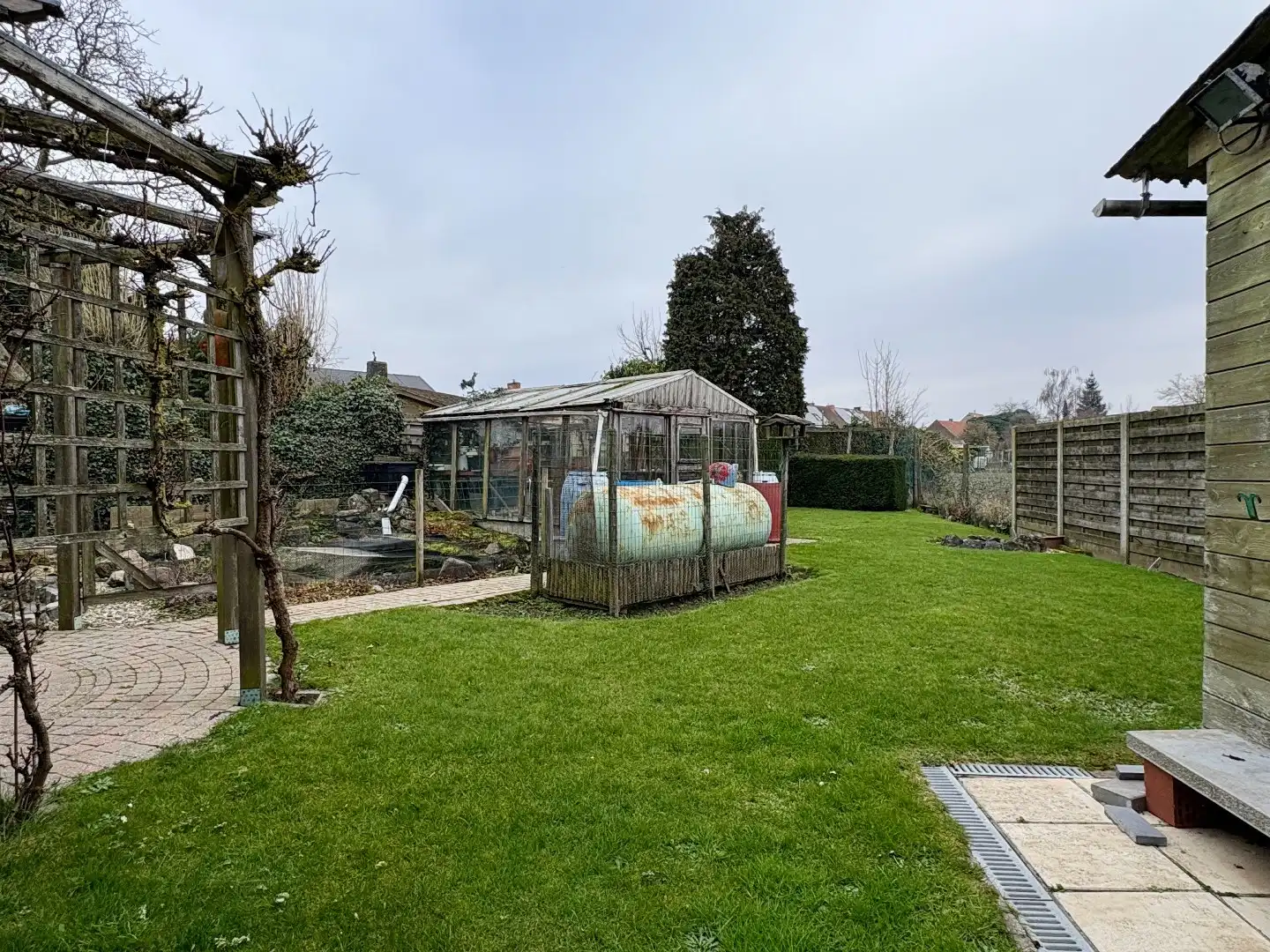 Gelijkvloerse woning op 628 m², 3 slaapkamers, mooi aangelegde tuin en garage. foto 18