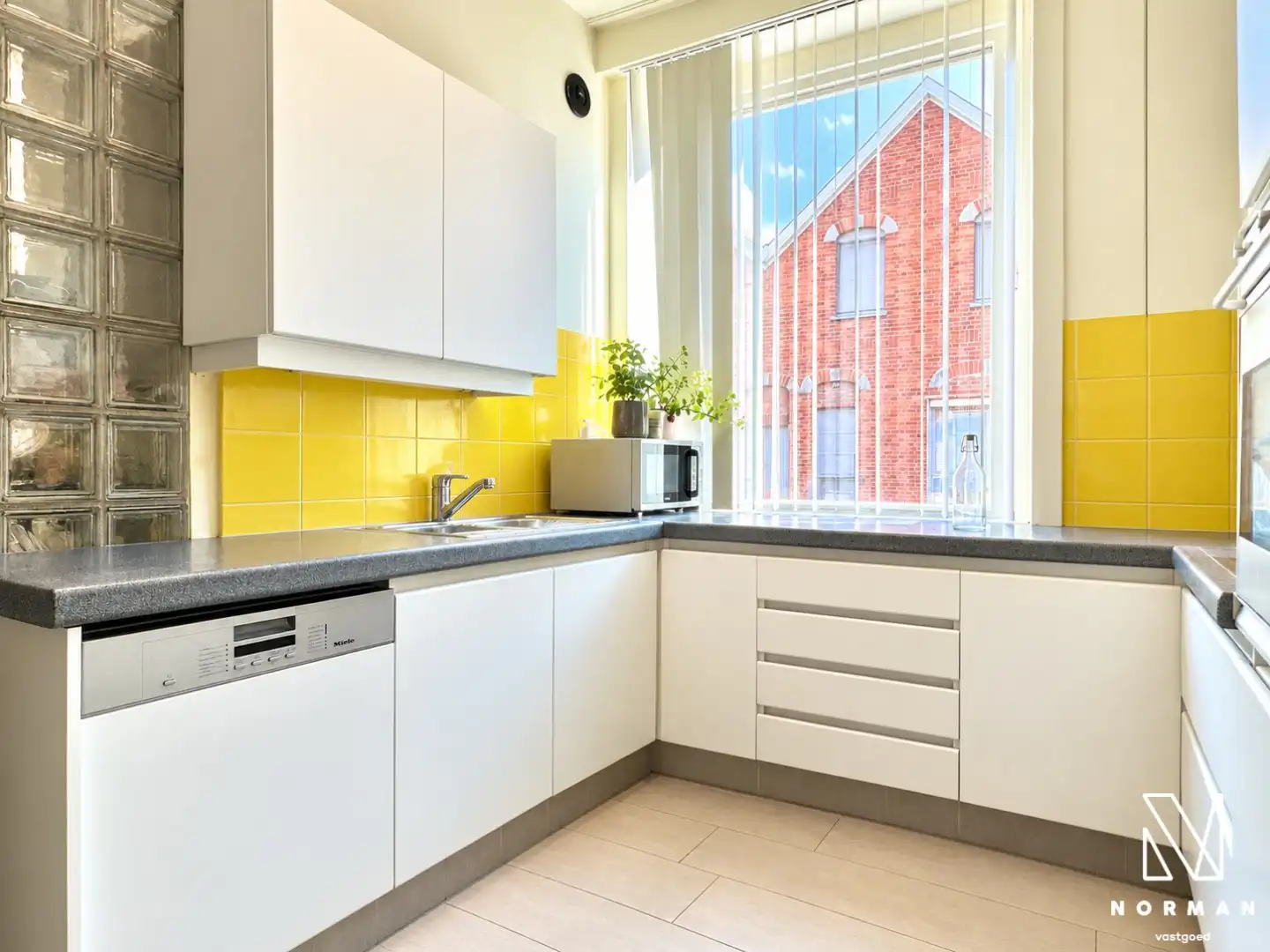 Woning met 3 slaapkamers, tuin en uitweg met garage te koop in Gullegem! foto 6