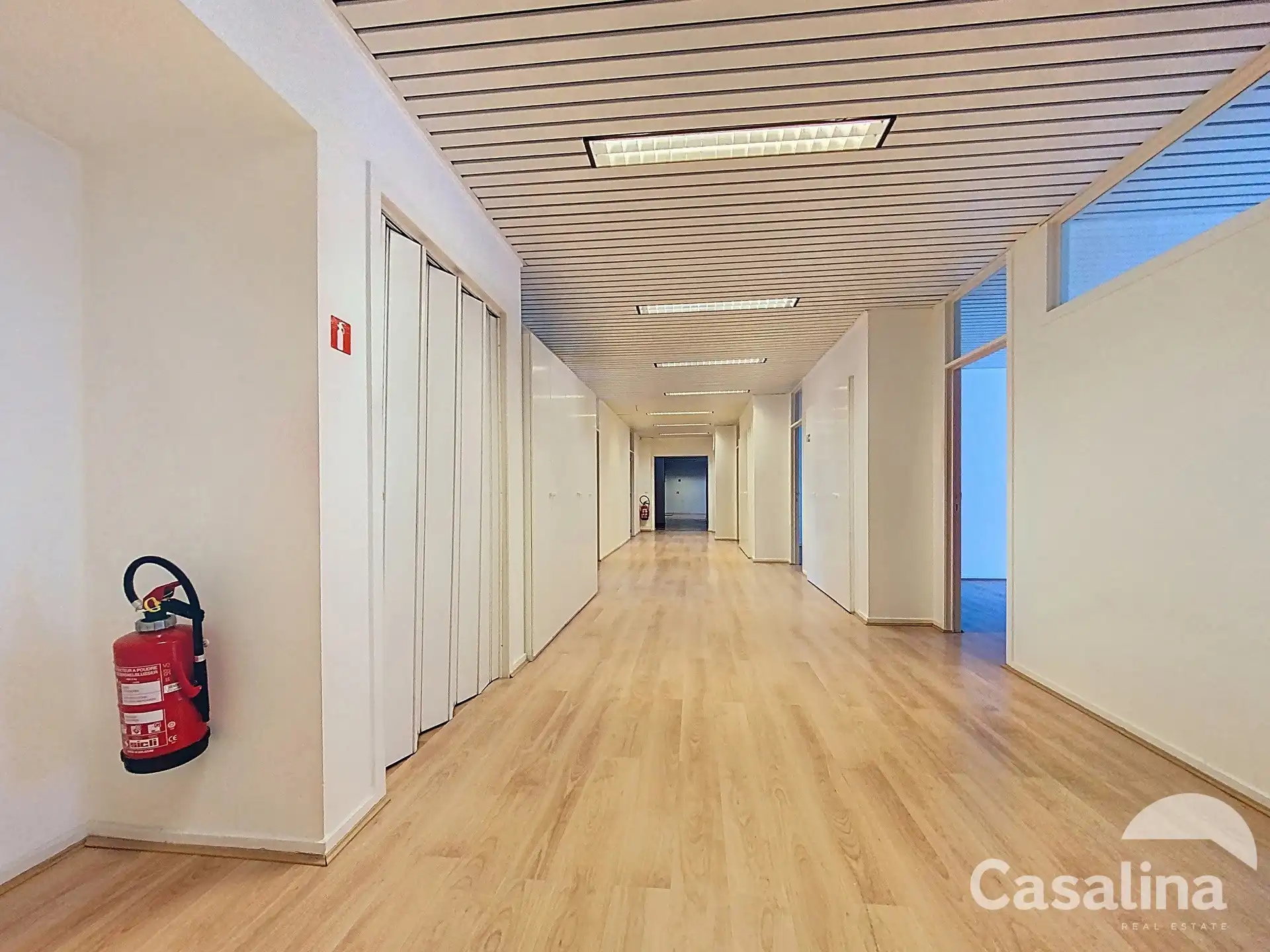 Ruime kantoorruimtes van 564 m², ideaal gelegen met parkings foto 10
