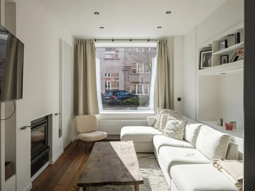 Instapklare en smaakvol gerenoveerde woning (3 slaapkamers – 2 badkamers) met tuin nabij het Paul de Smet de Naeyerpark. foto 3