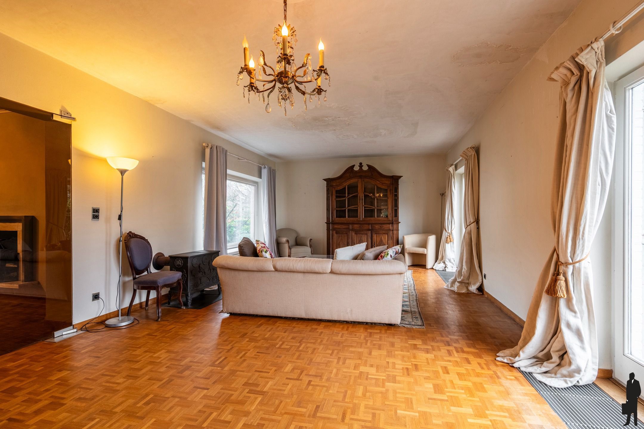 Statige en ruime gezinswoning met 5 slpks op 1.065m² foto 6