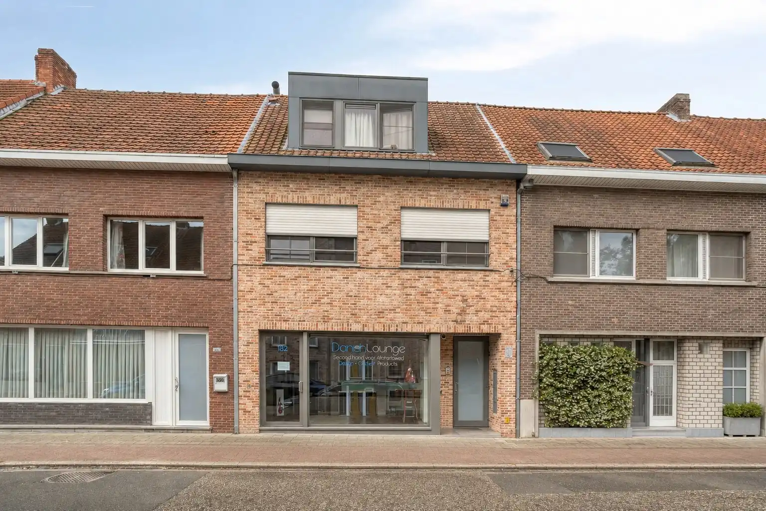 Instapklaar en goed gelegen handelsruimte van 126 m² kortbij het centrum van Geel !  foto {{pictureIndex}}